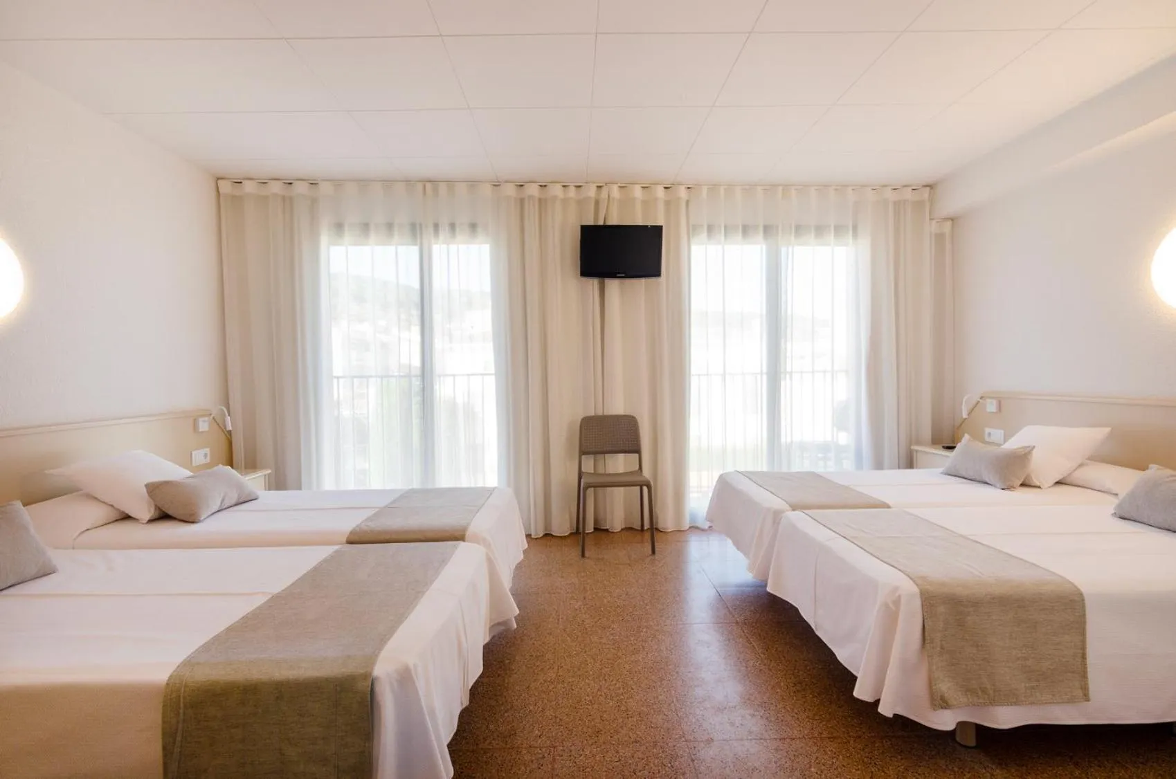 Photo of the whole room, Bed in Hotel Medes II