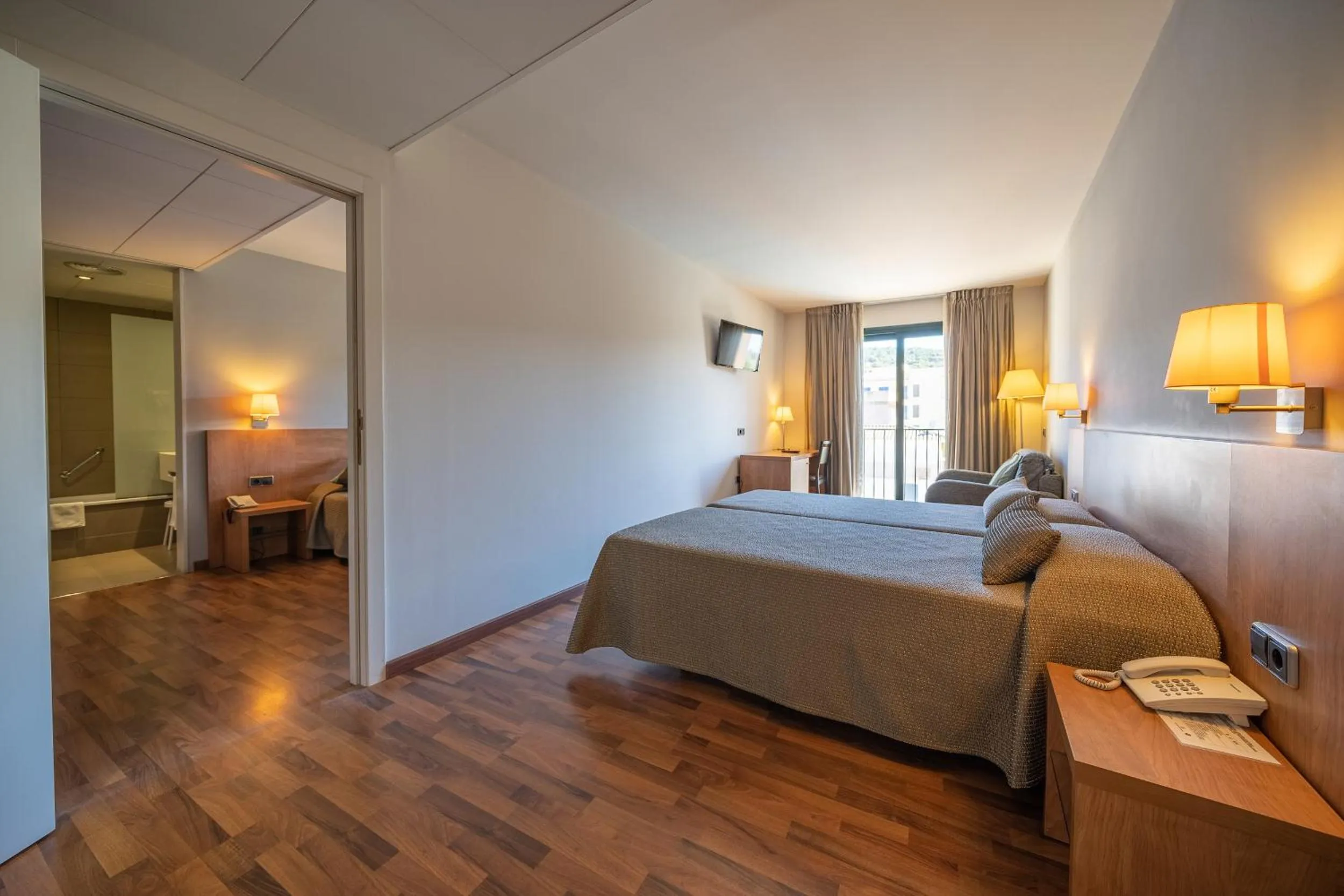 Photo of the whole room, Bed in Hotel Medes II