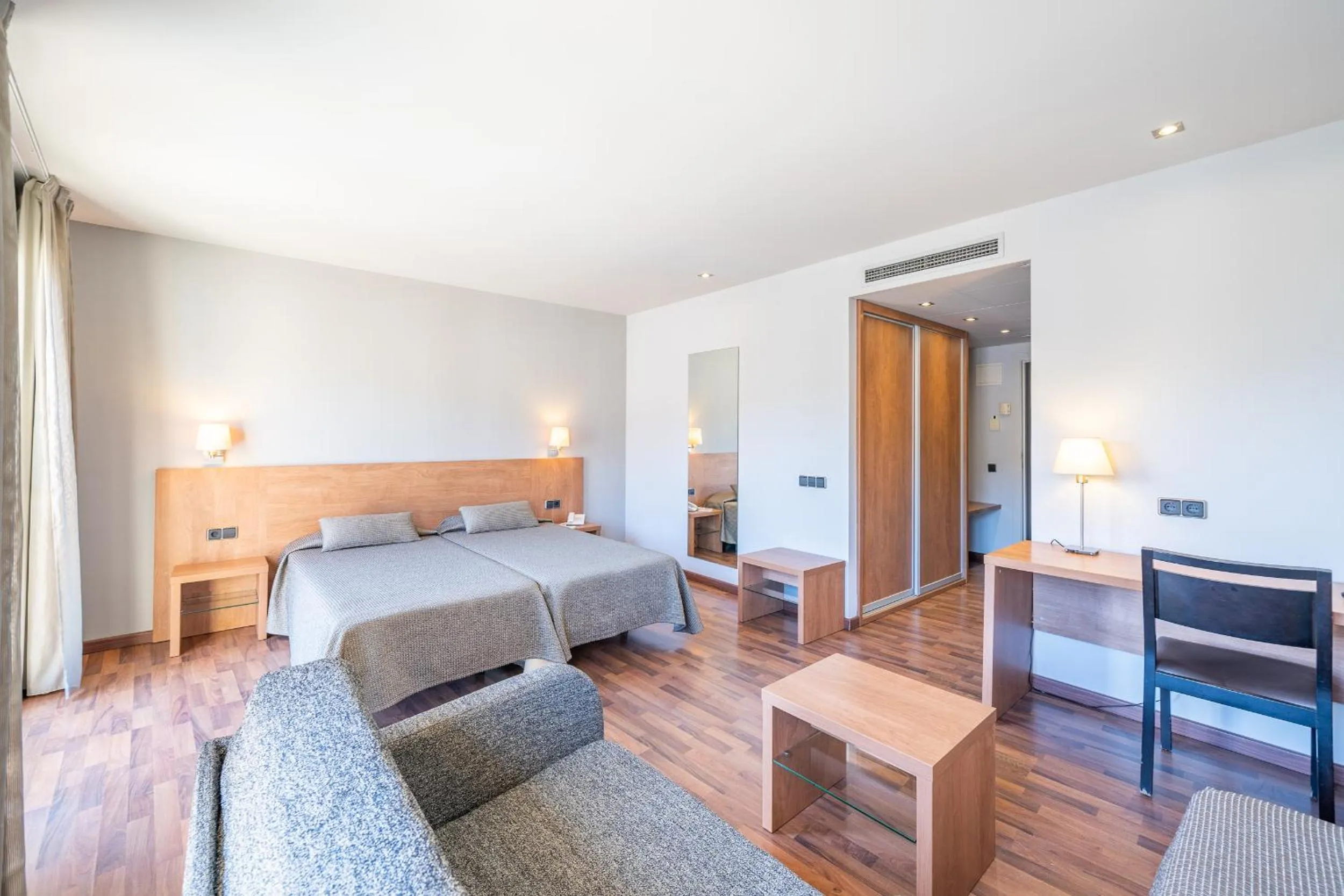 Photo of the whole room, Bed in Hotel Medes II