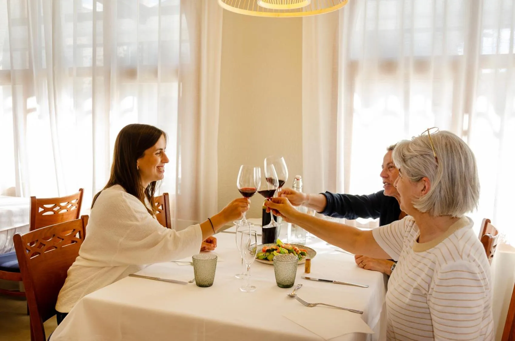 Restaurant/places to eat in Hotel Medes II