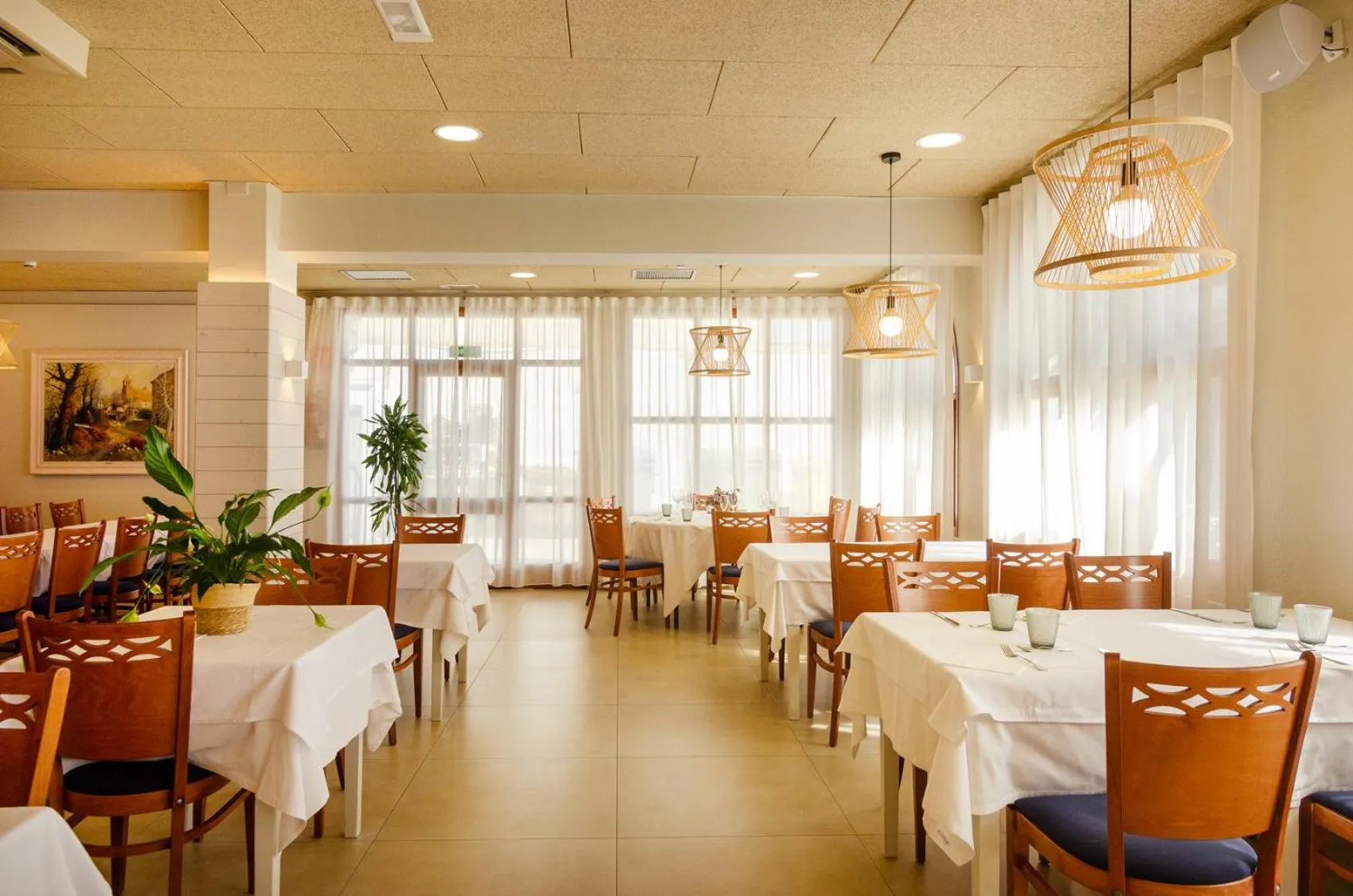 Restaurant/places to eat in Hotel Medes II
