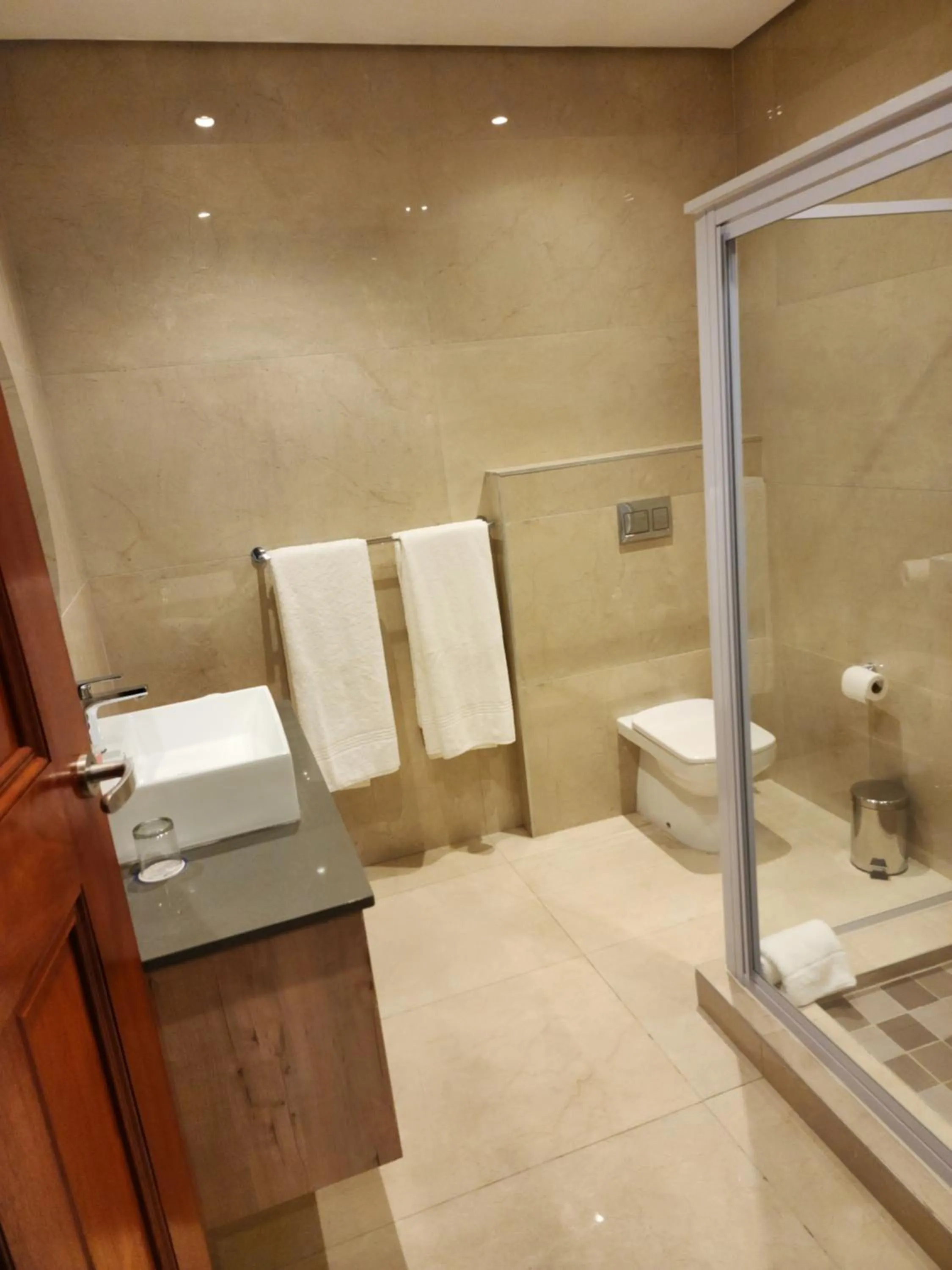 Shower in 12 Oceans Hotel and Conference Centre