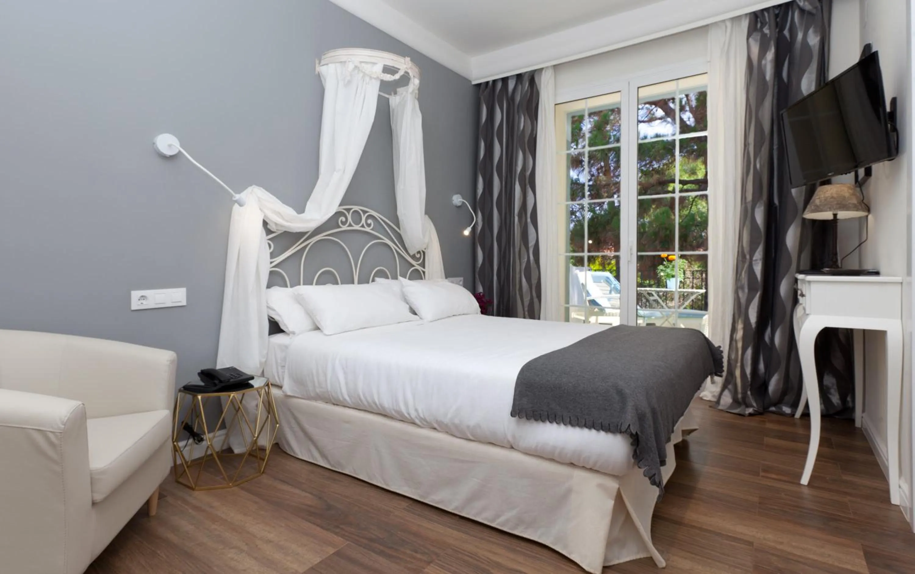 Photo of the whole room, Bed in MR Hotelet de la Raconà & Apartments