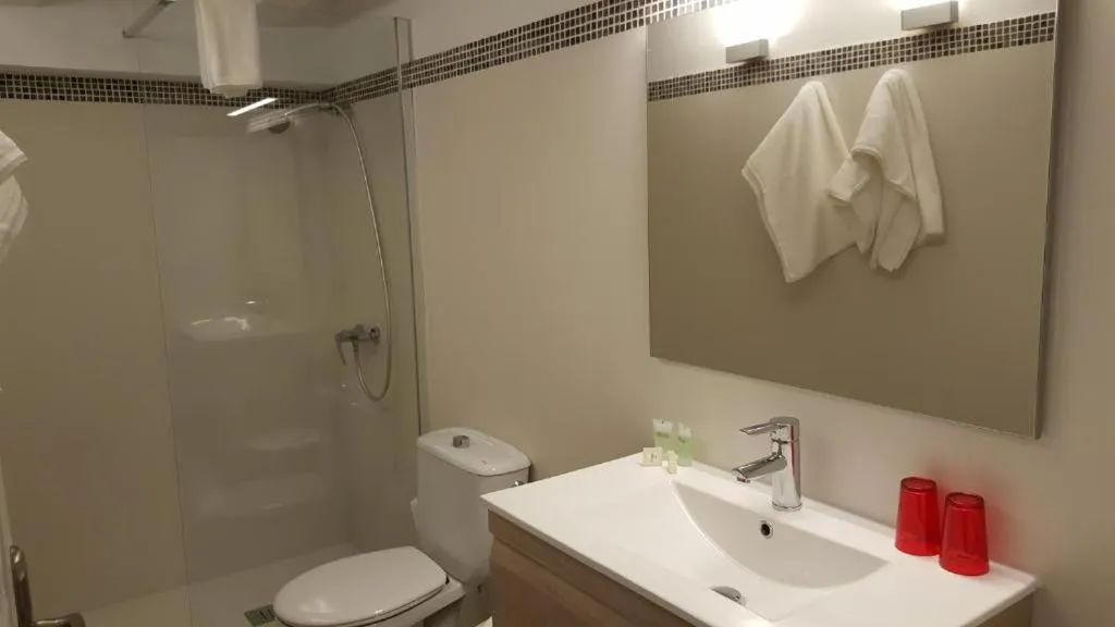 Bathroom in MR Hotelet de la Raconà & Apartments