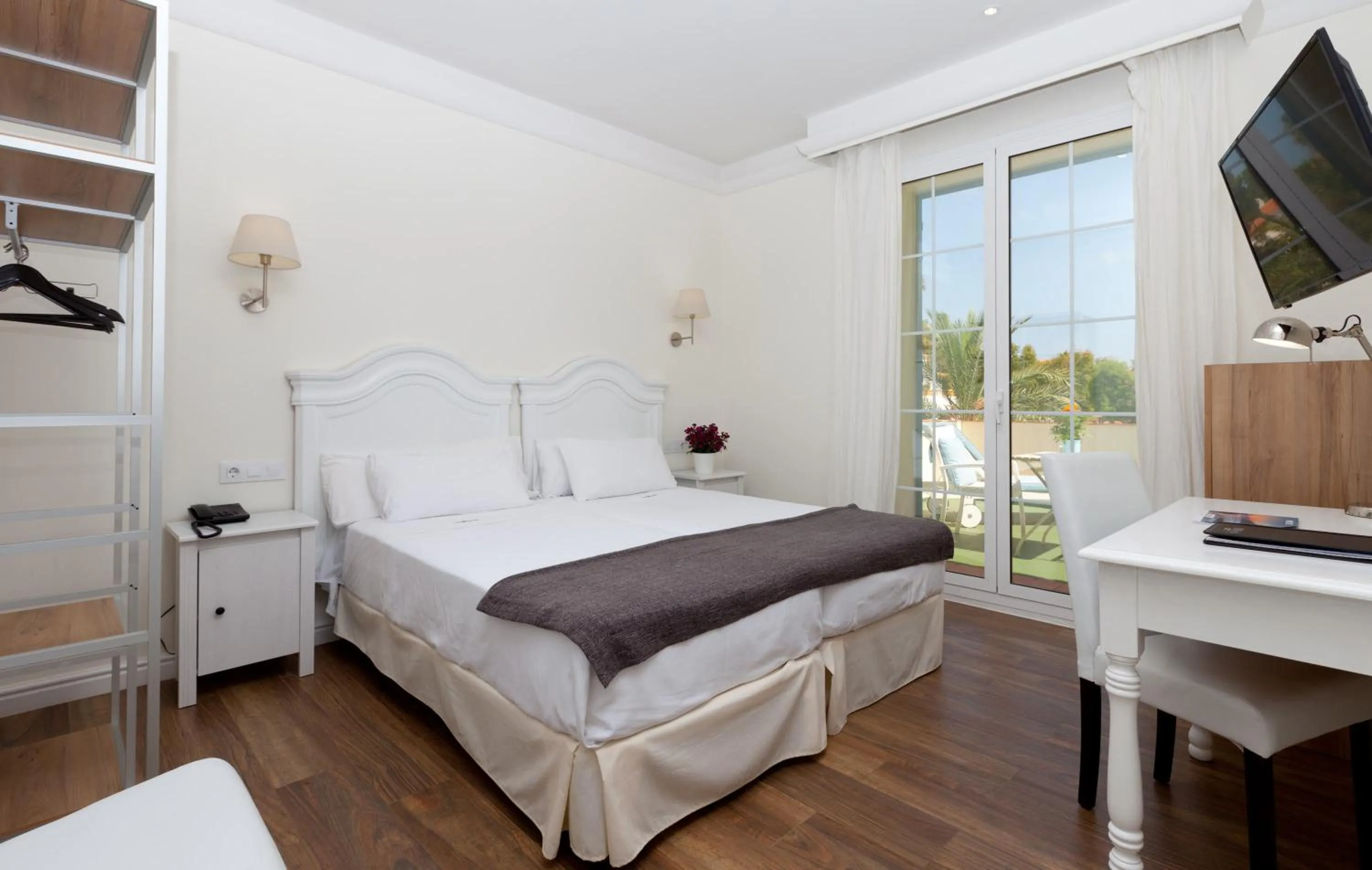 Photo of the whole room, Bed in MR Hotelet de la Raconà & Apartments