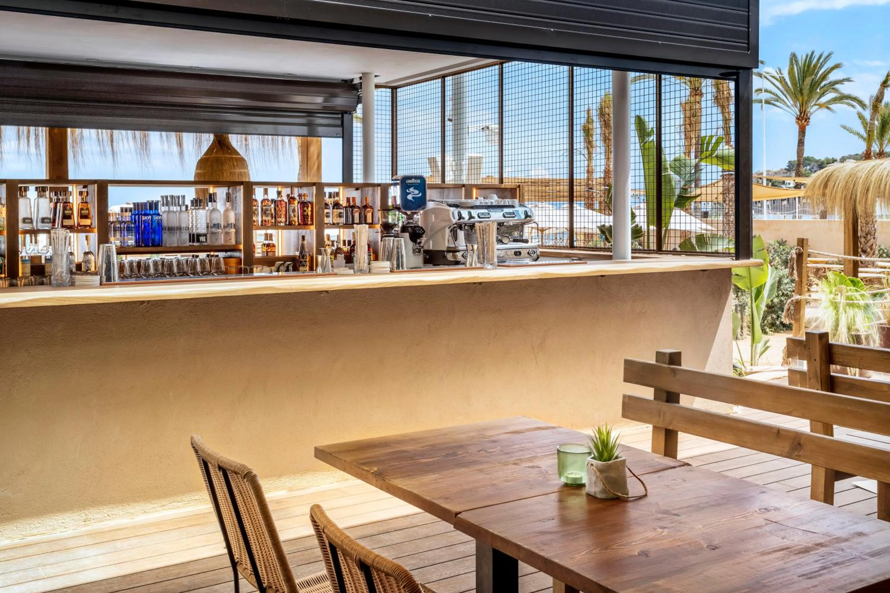 Restaurant/places to eat in Sol Wave House