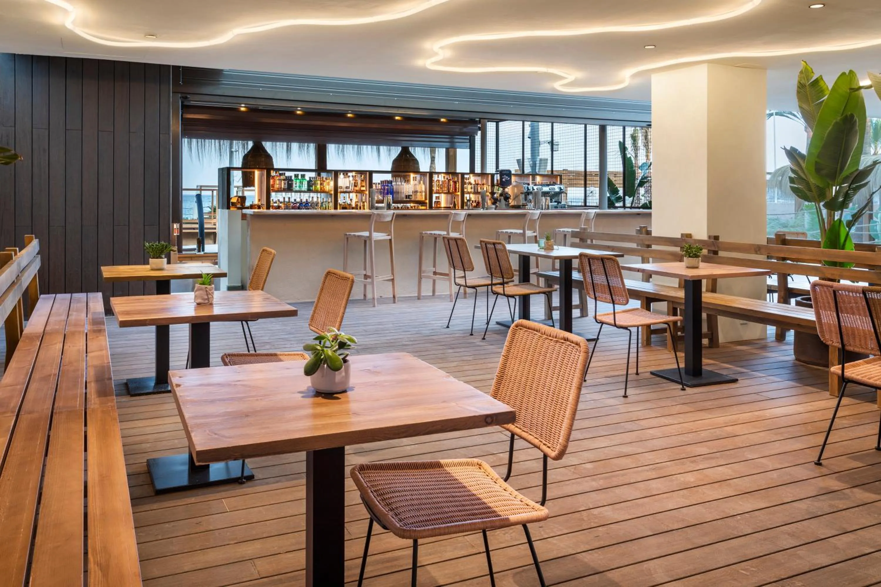 Restaurant/Places to Eat in Sol Wave House