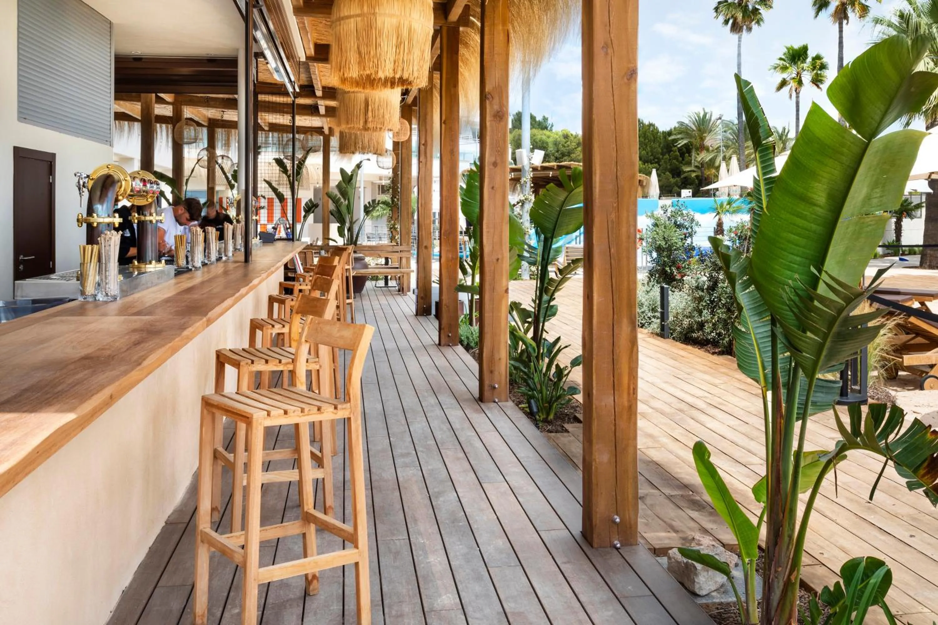 Restaurant/places to eat in Sol Wave House