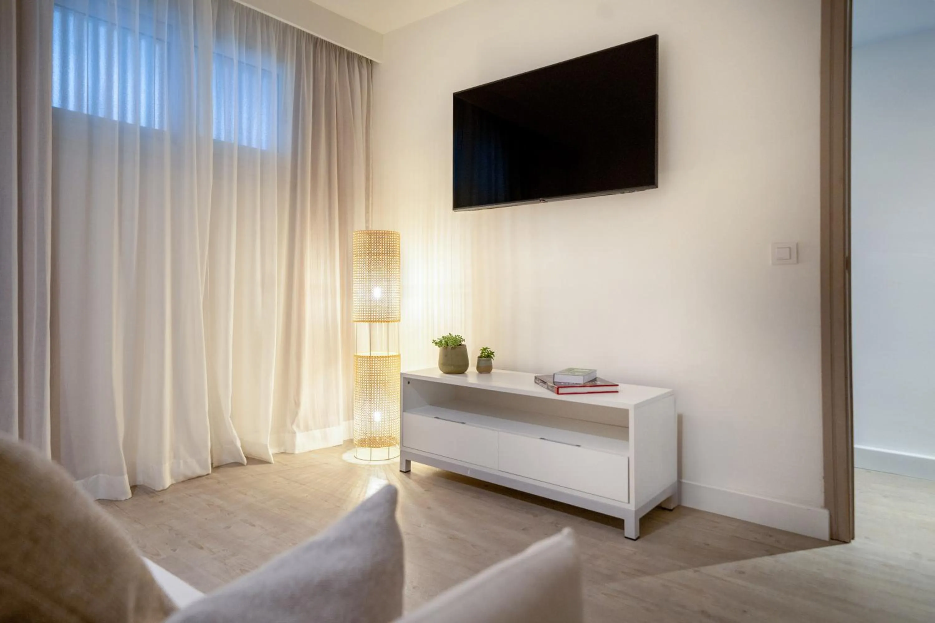 TV and multimedia, TV/Entertainment Center in Sol Wave House