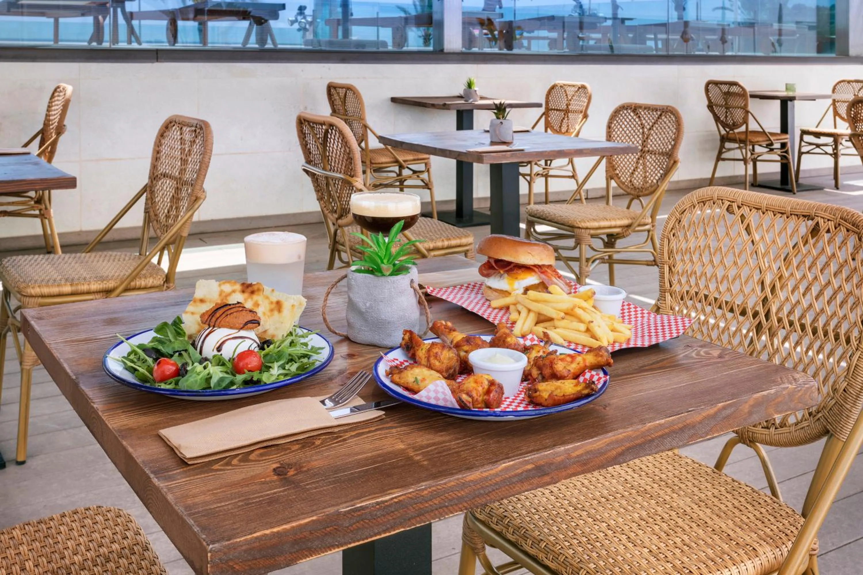 Restaurant/places to eat in Sol Wave House