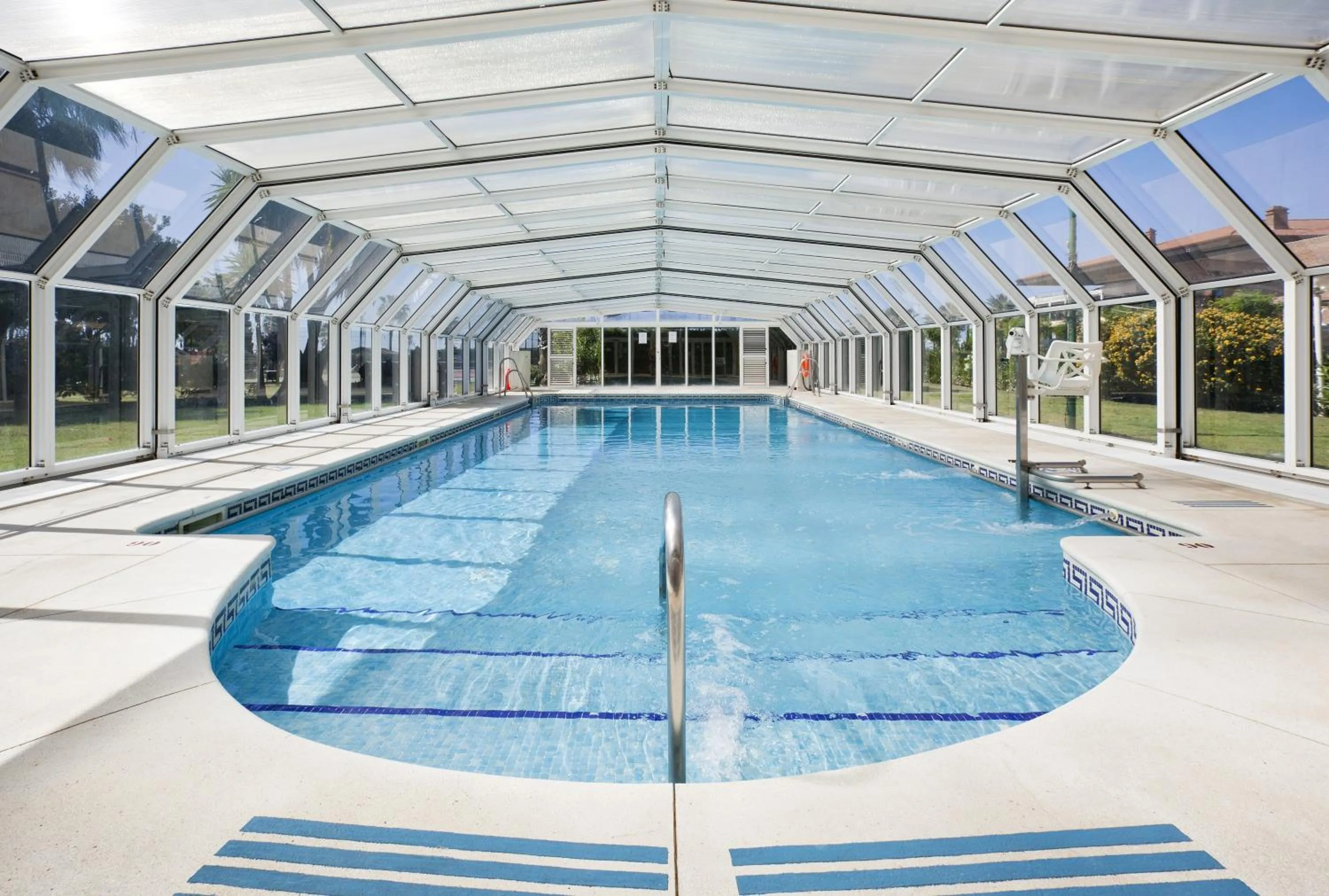 Swimming pool in Ilunion Islantilla