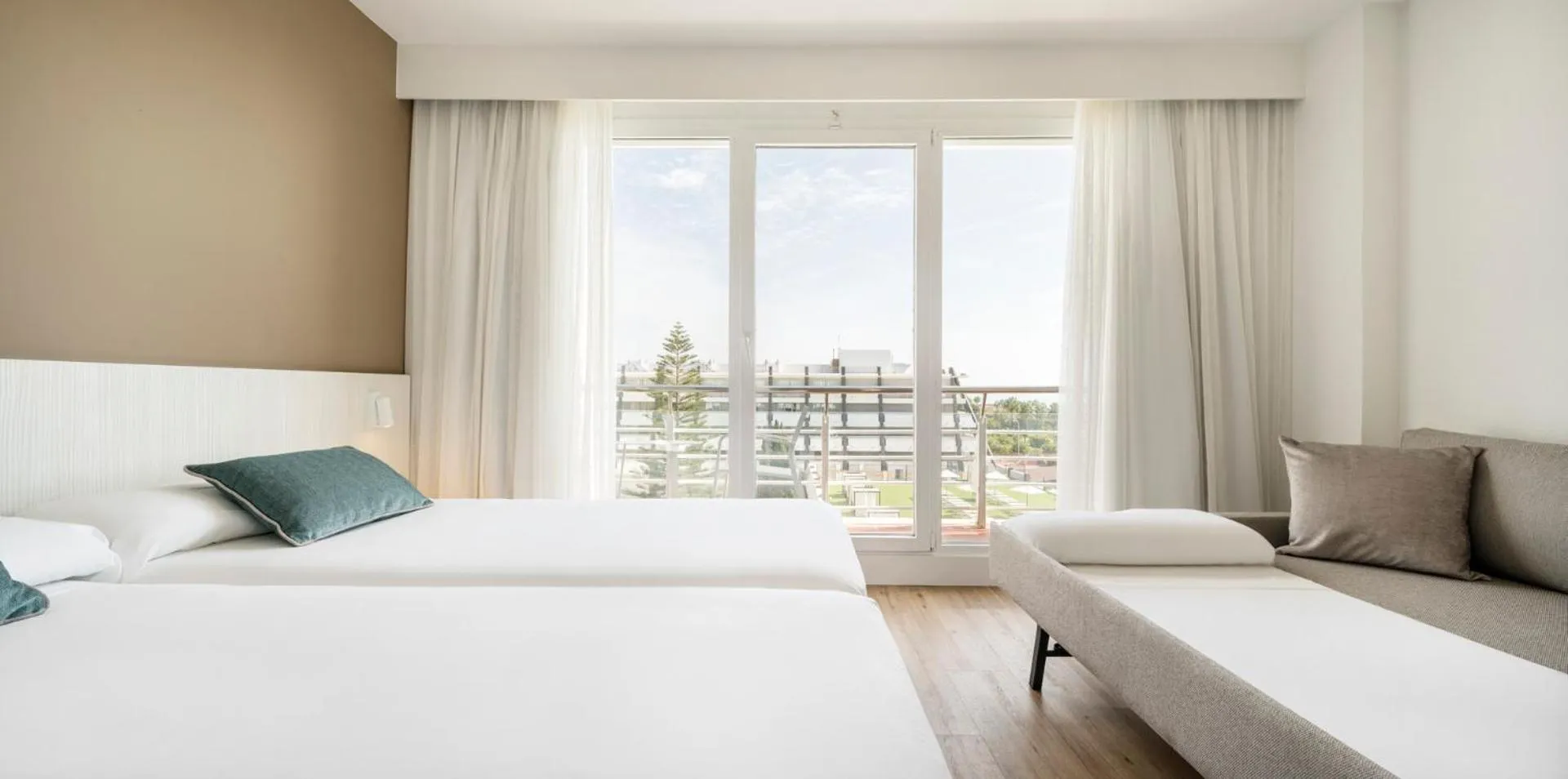Photo of the whole room, Bed in Ilunion Islantilla