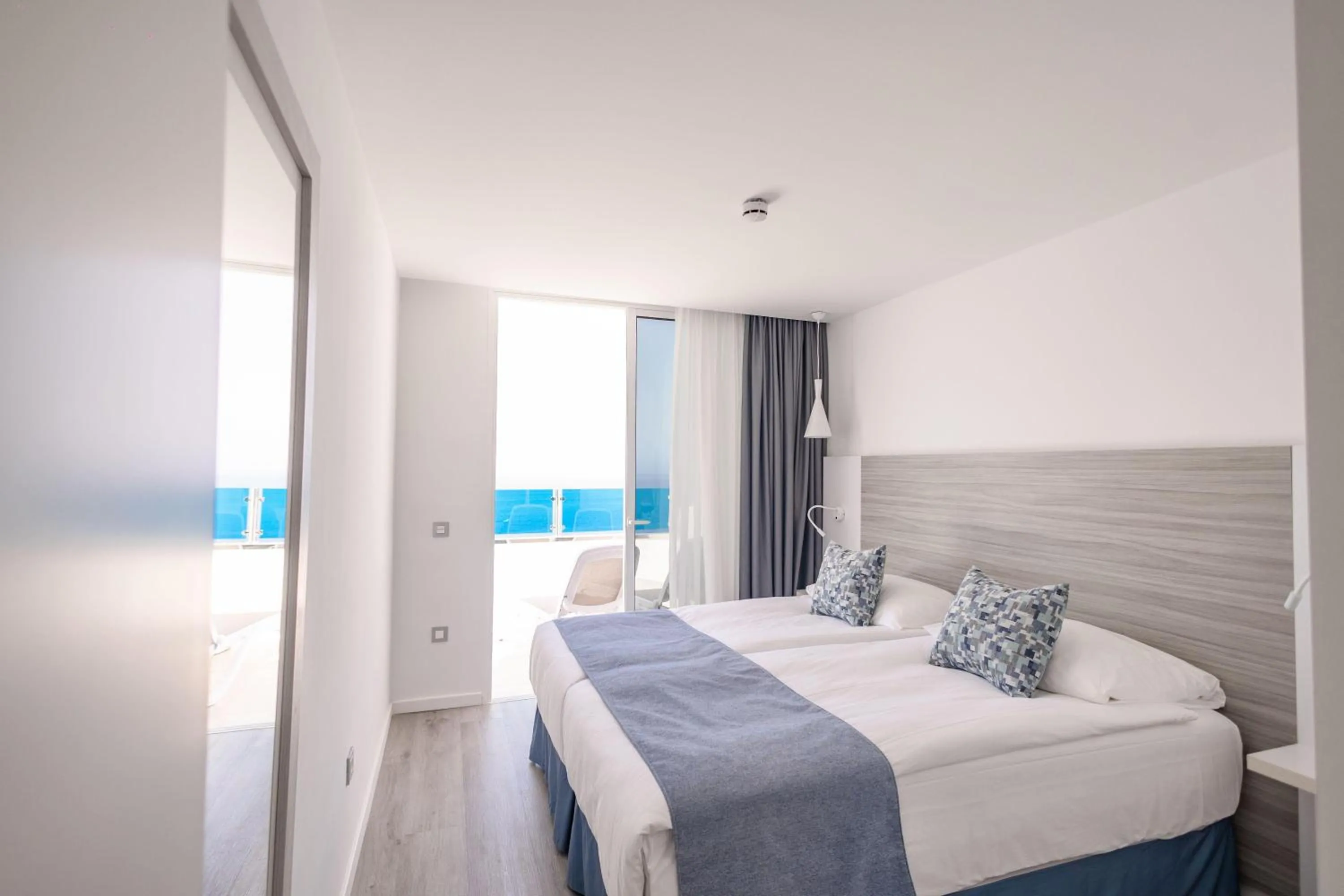 Photo of the whole room, Bed in Servatur Puerto Azul