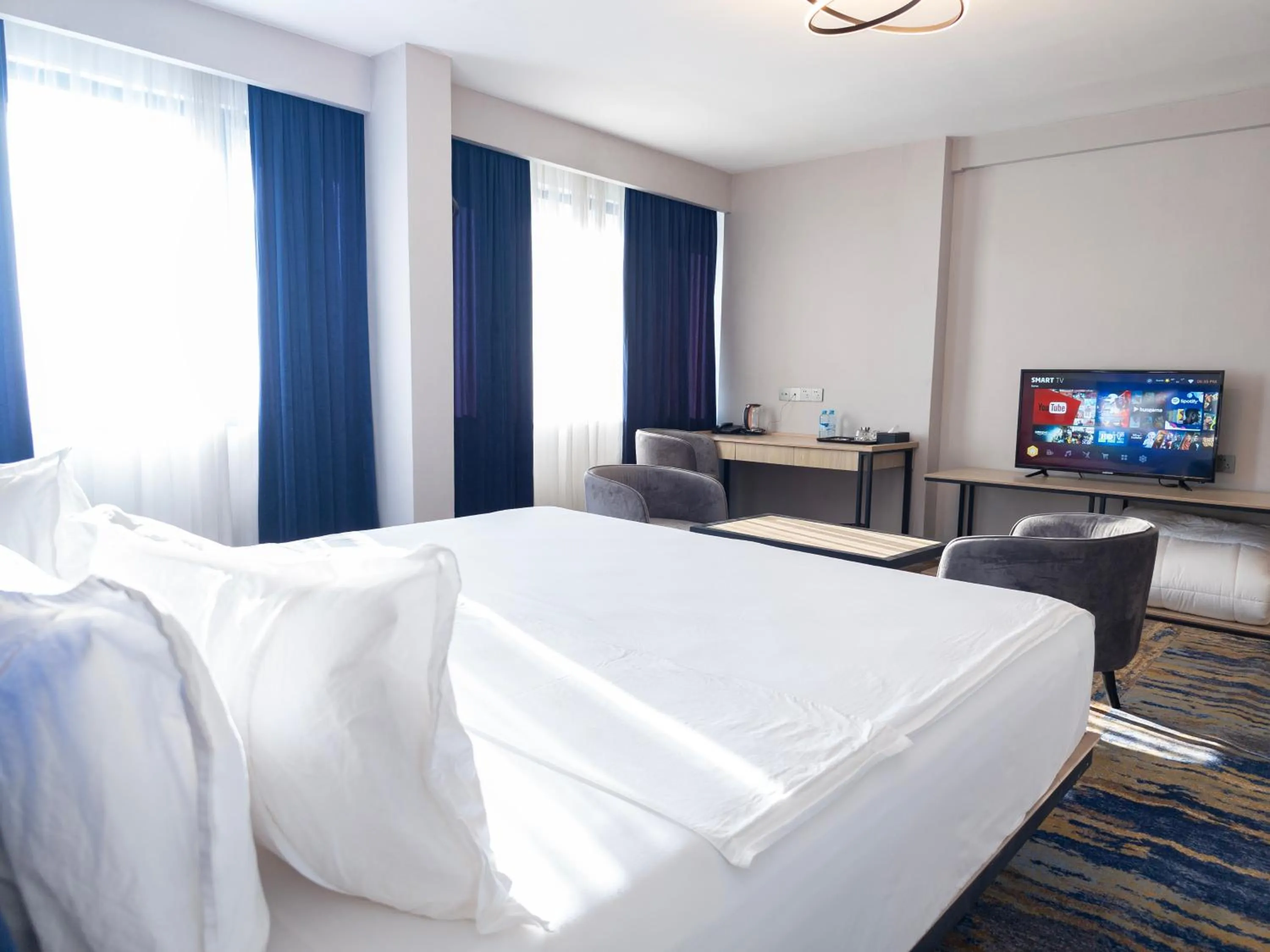 Communal lounge/ TV room in Andijon International Hotel