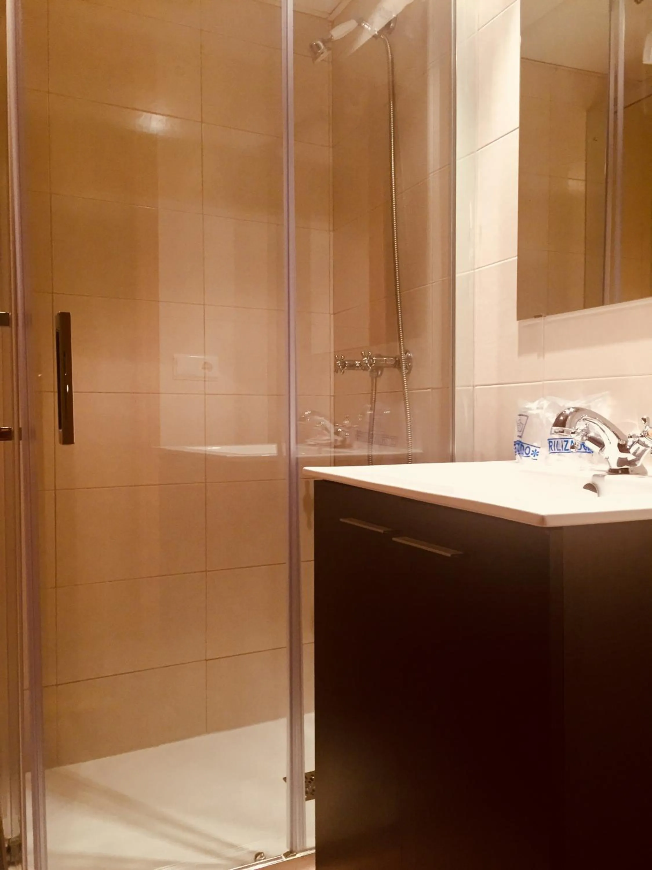 Bathroom in Hotel Hispania