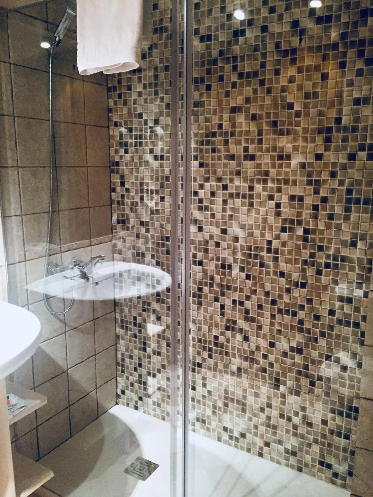 Bathroom in Hotel Hispania