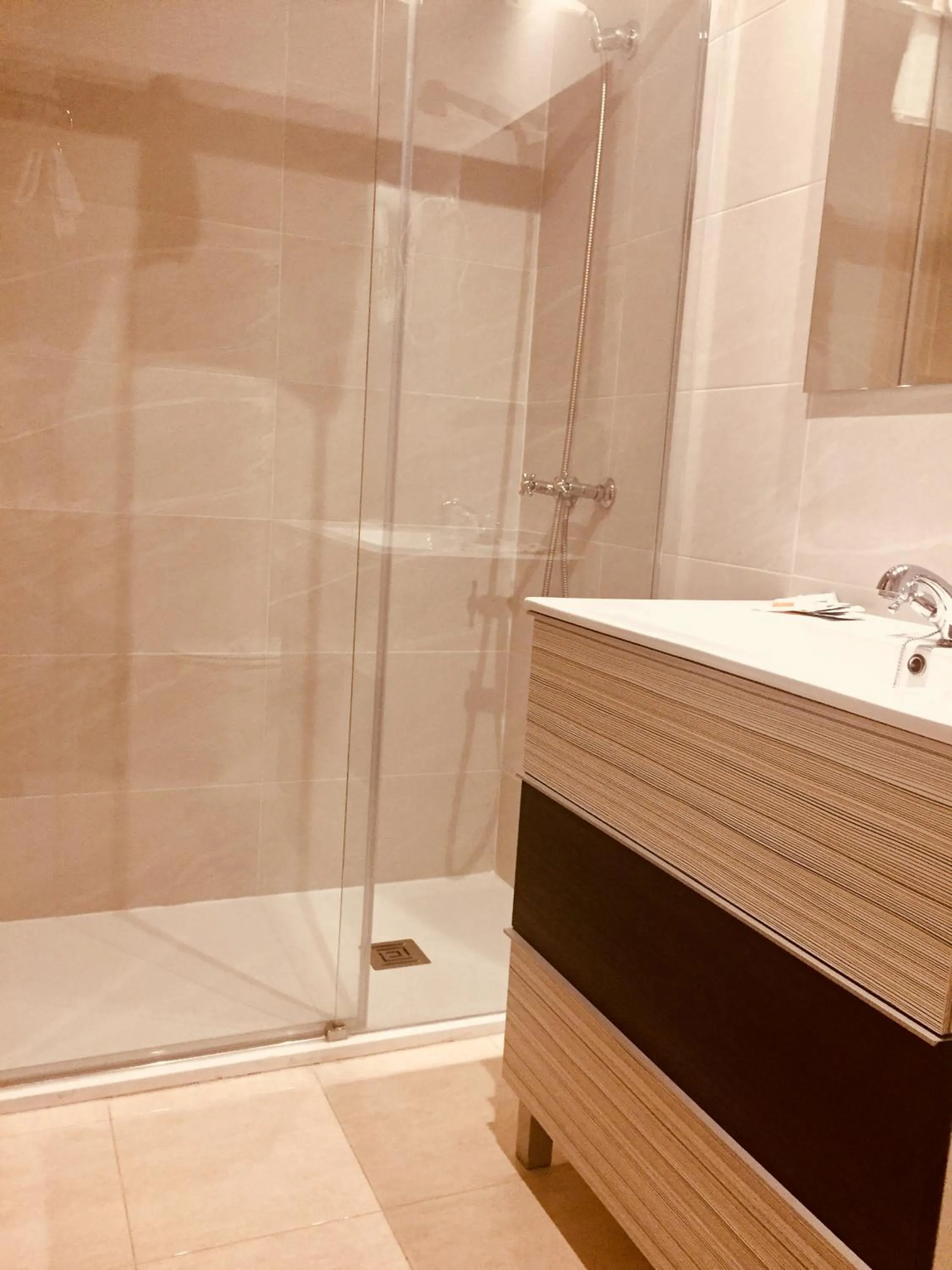 Bathroom in Hotel Hispania