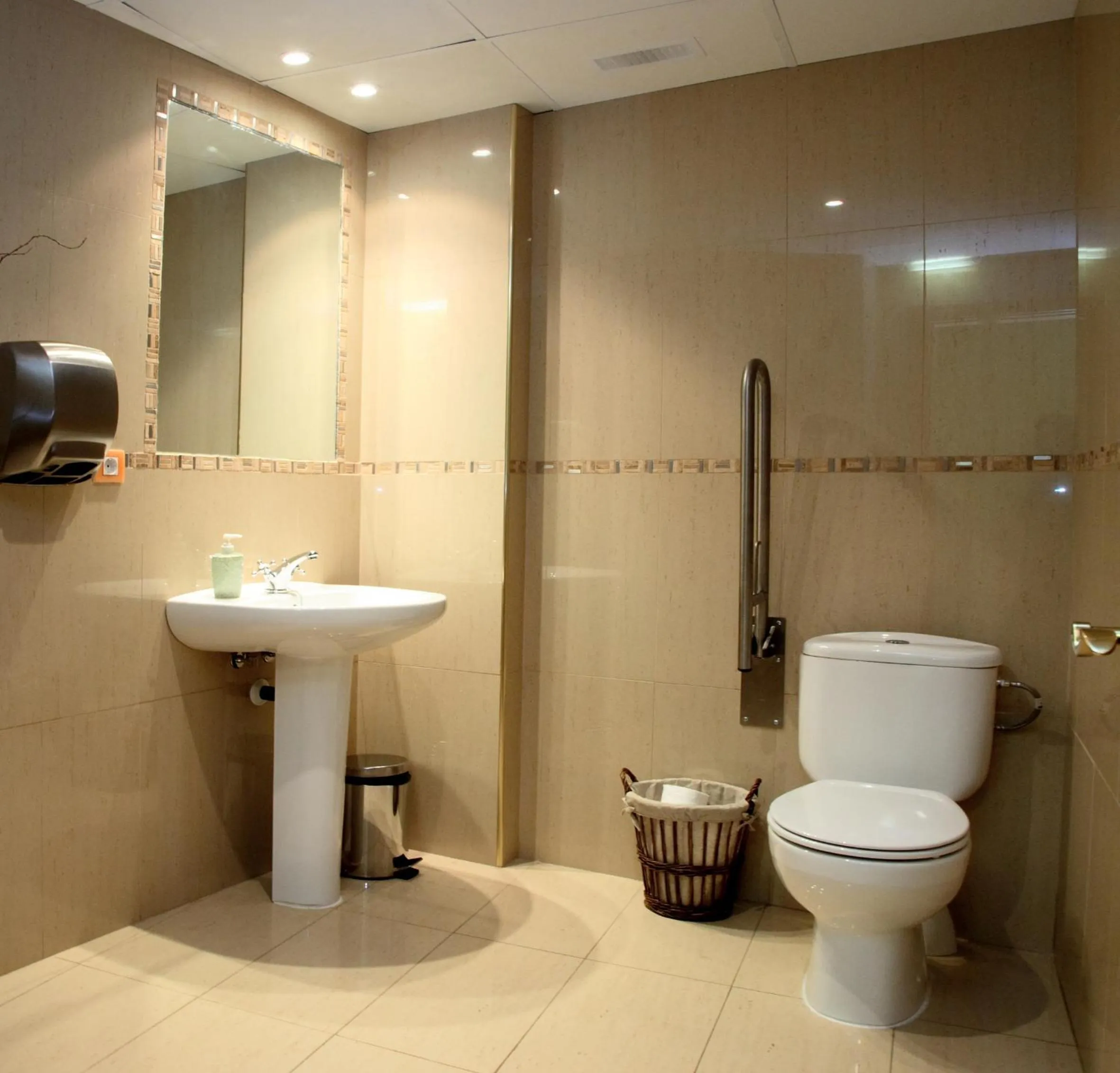 Toilet in Hotel Hispania