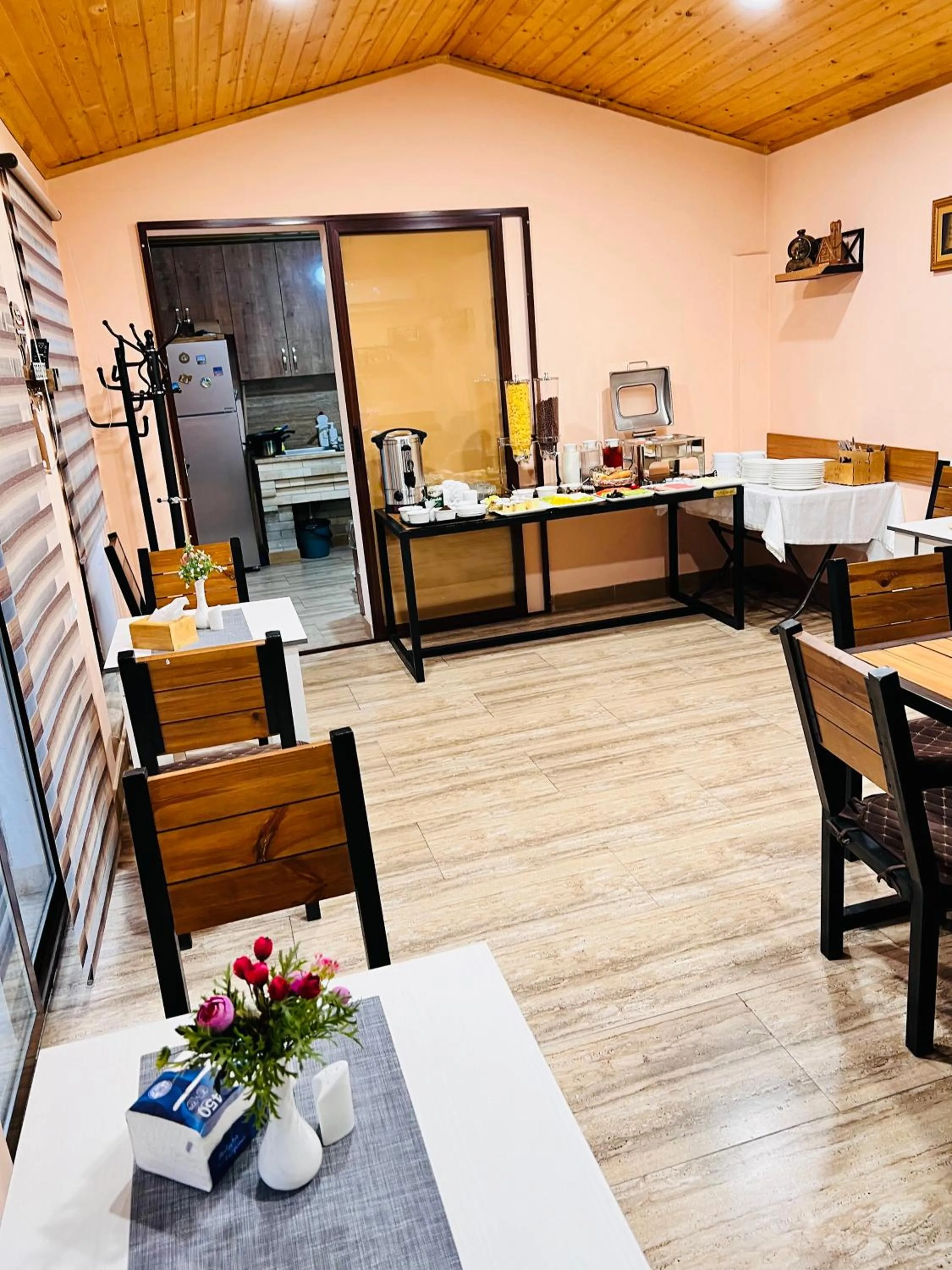 Restaurant/places to eat in MarNar Hotel