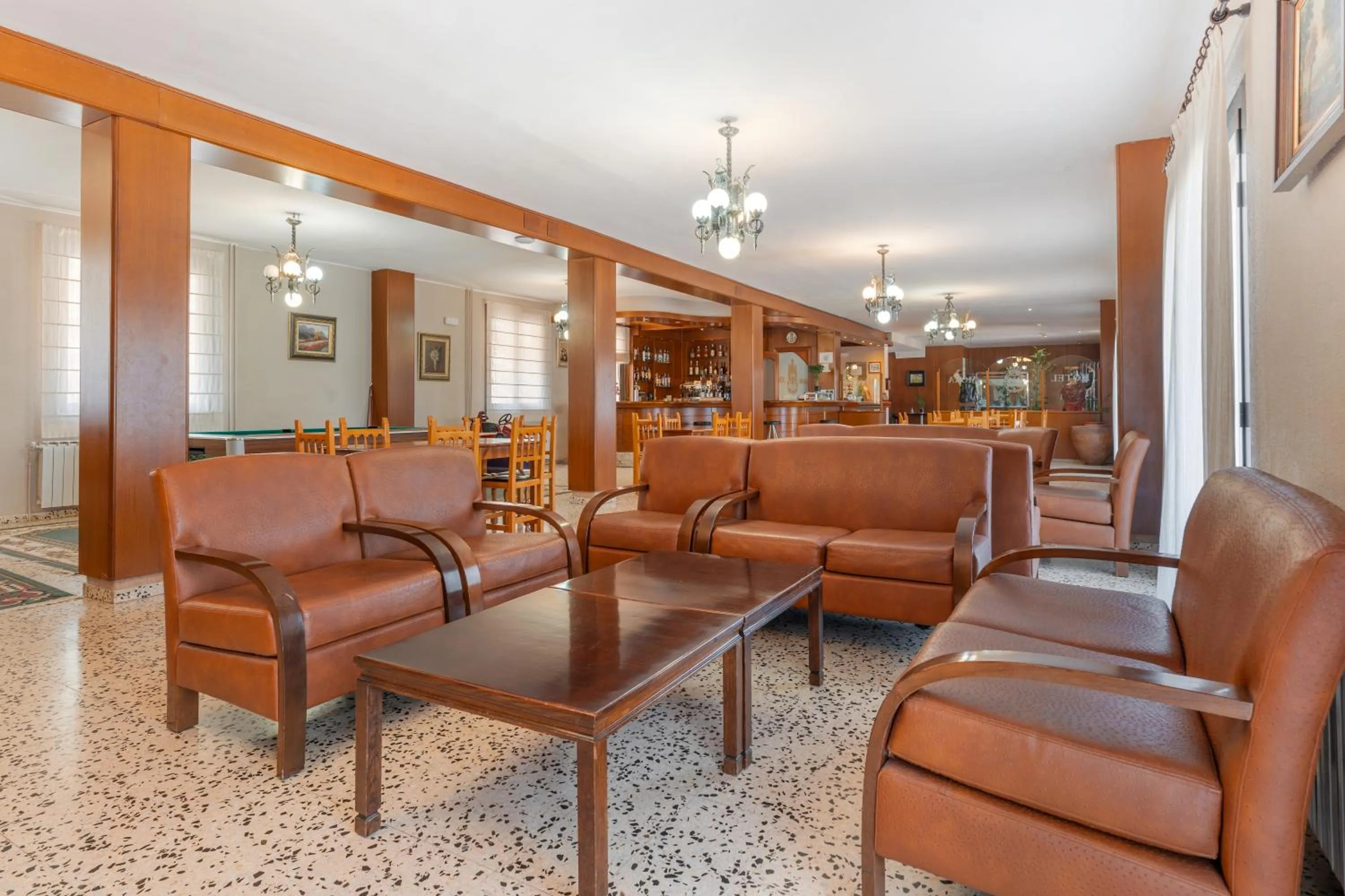 Restaurant/places to eat in Hotel Mora