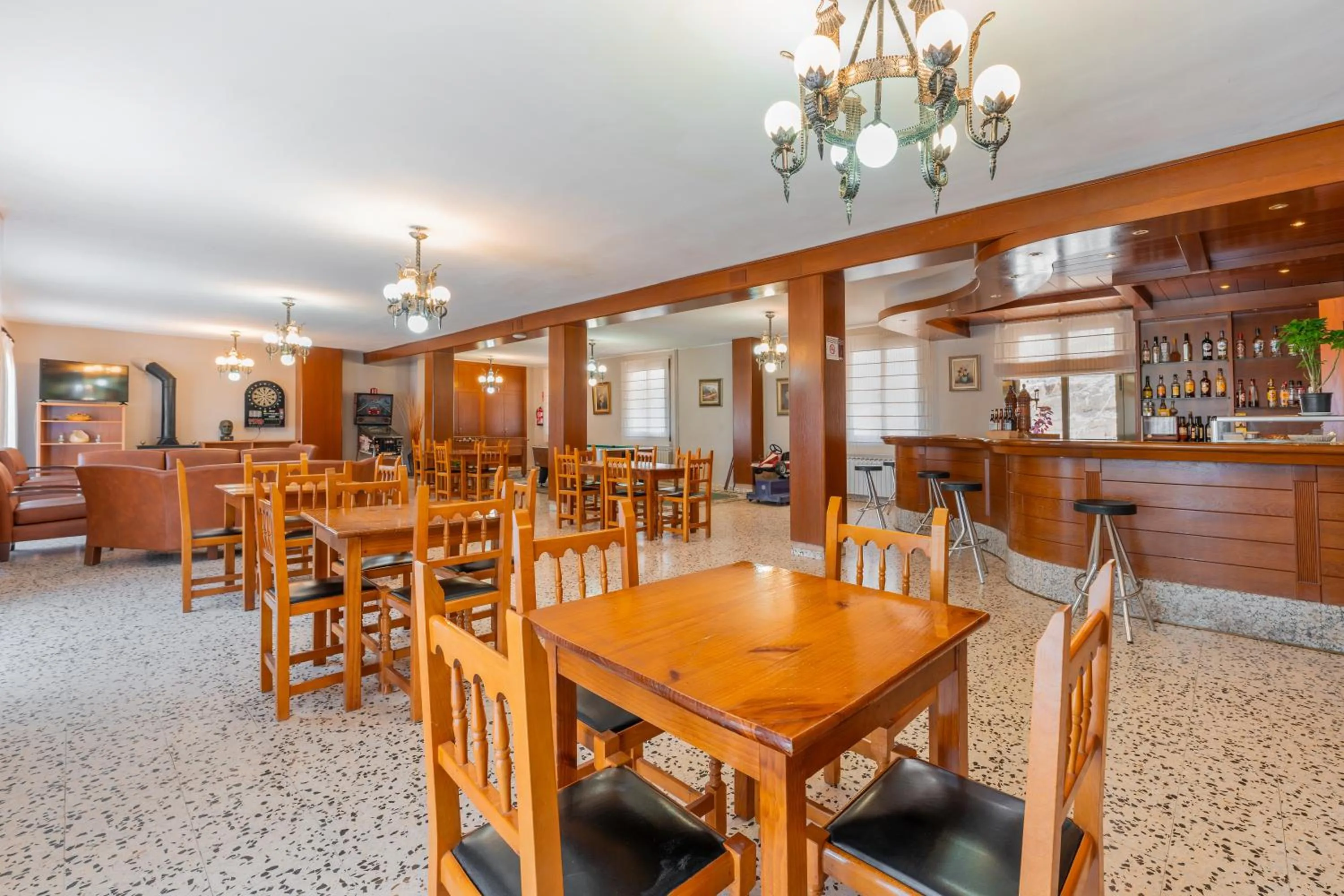 Restaurant/places to eat in Hotel Mora