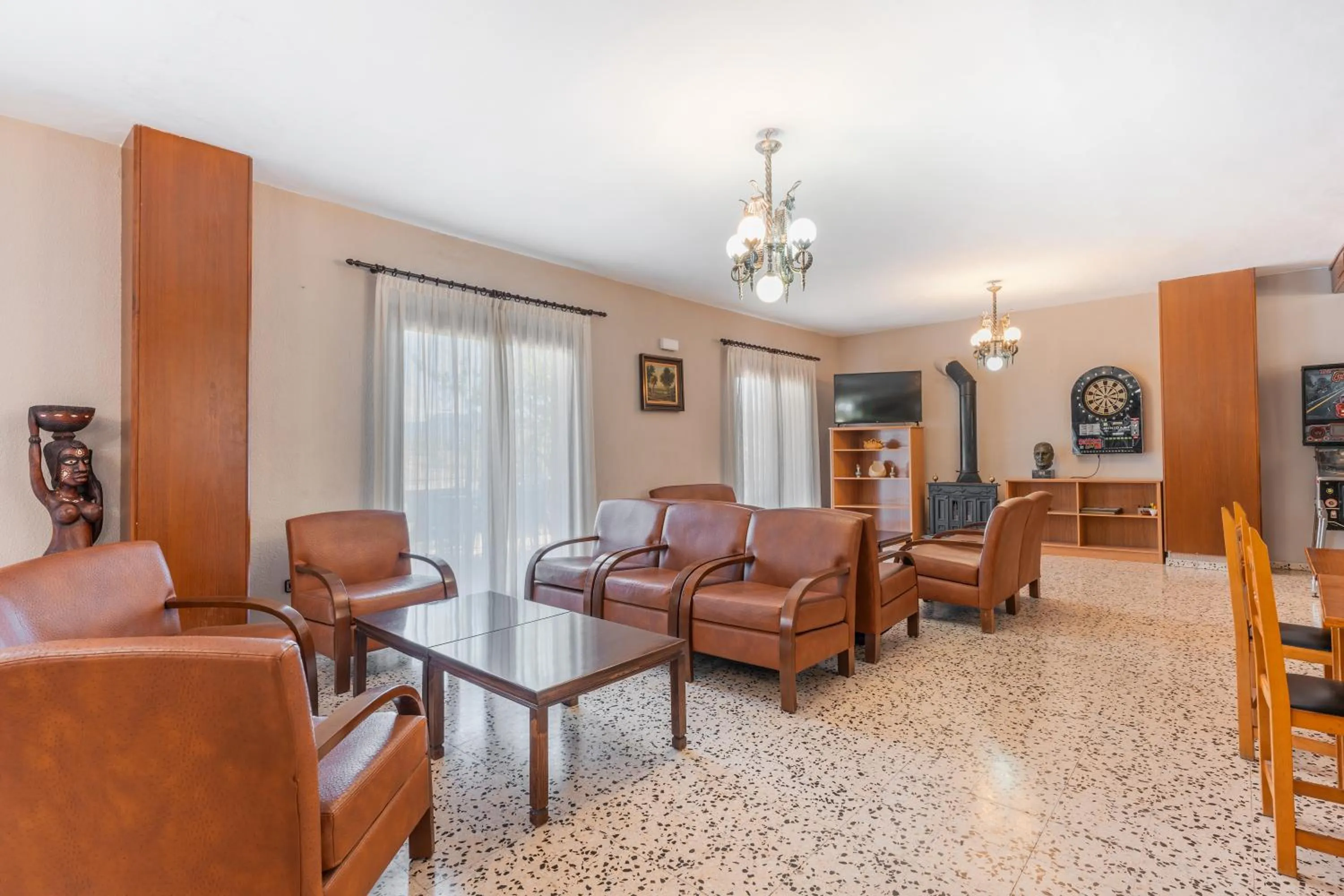 Restaurant/places to eat in Hotel Mora