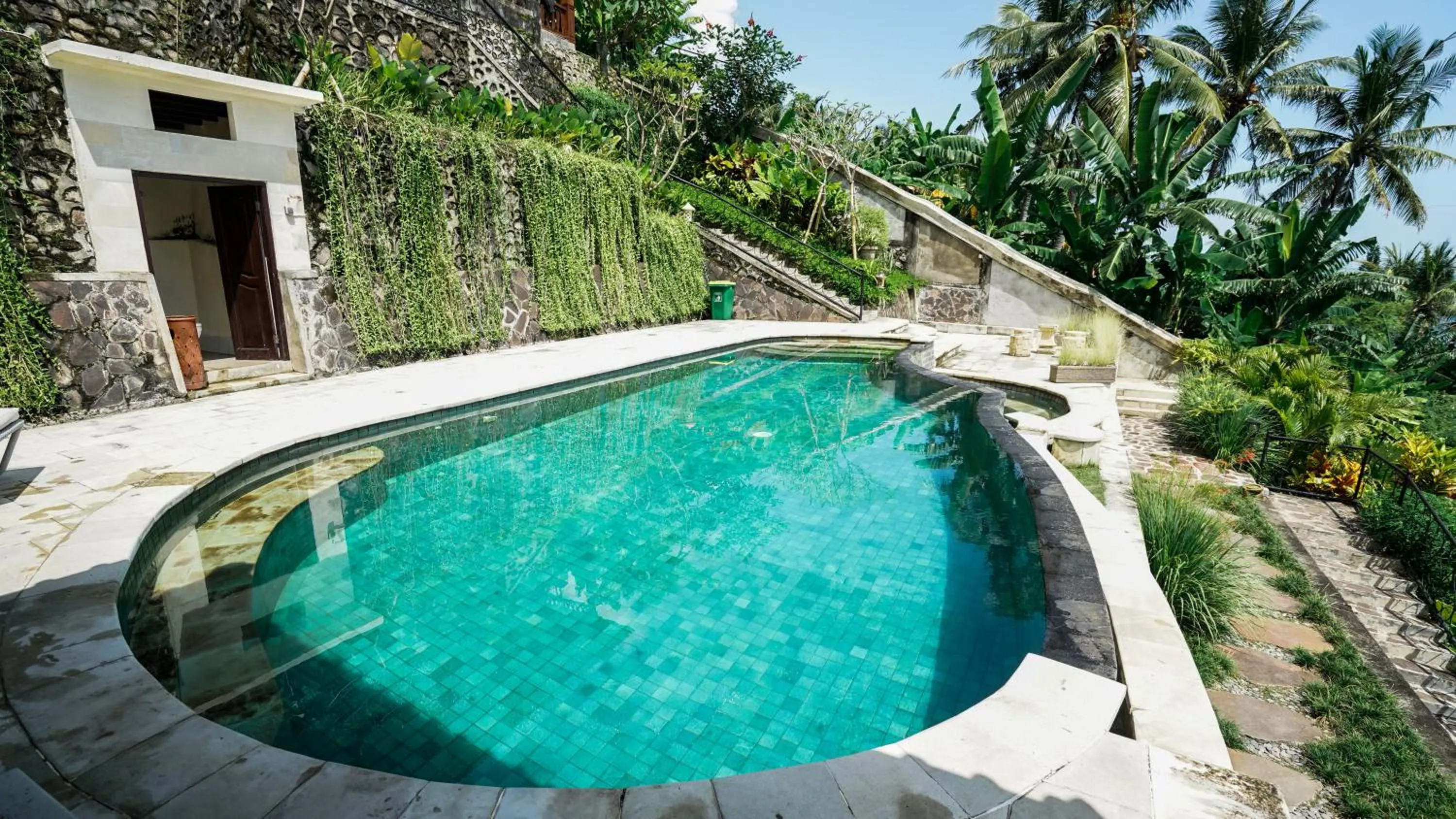 Swimming pool in The Lavana Villa Lombok Sunset