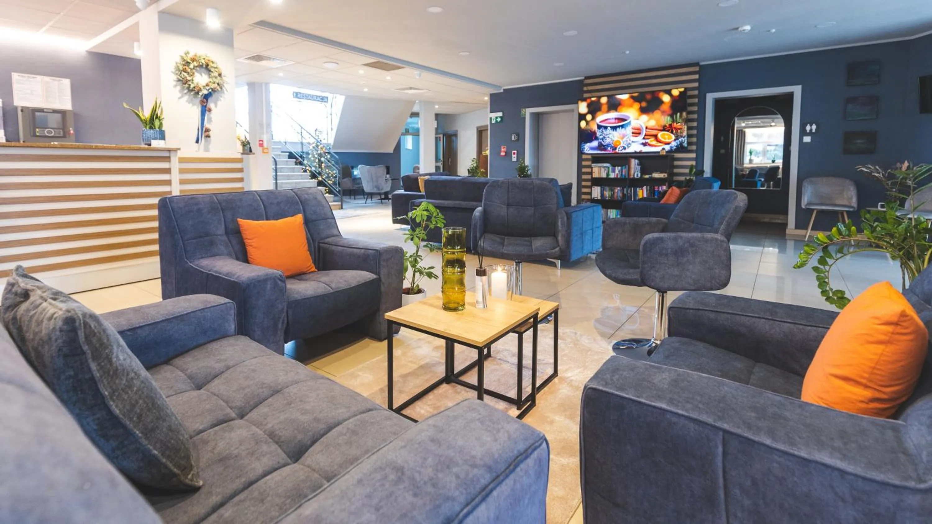 Communal lounge/ TV room in Hotel Akwawit