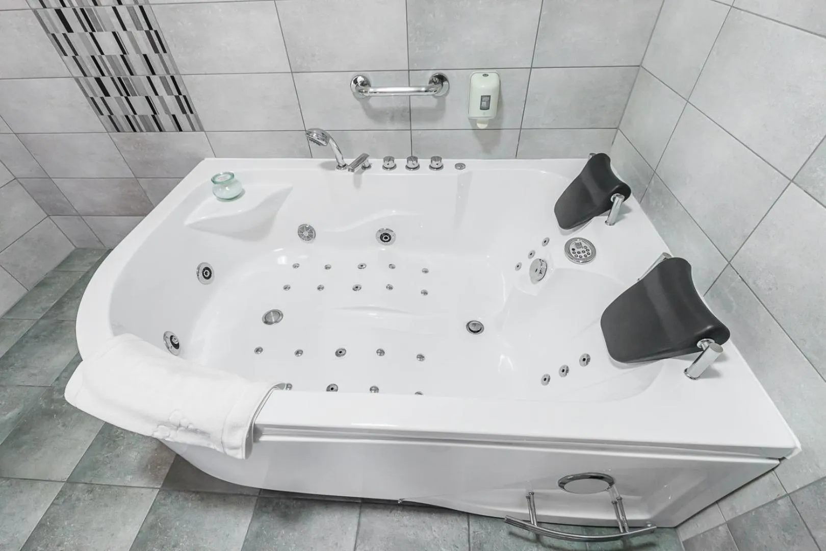 Hot Tub in Hotel Akwawit