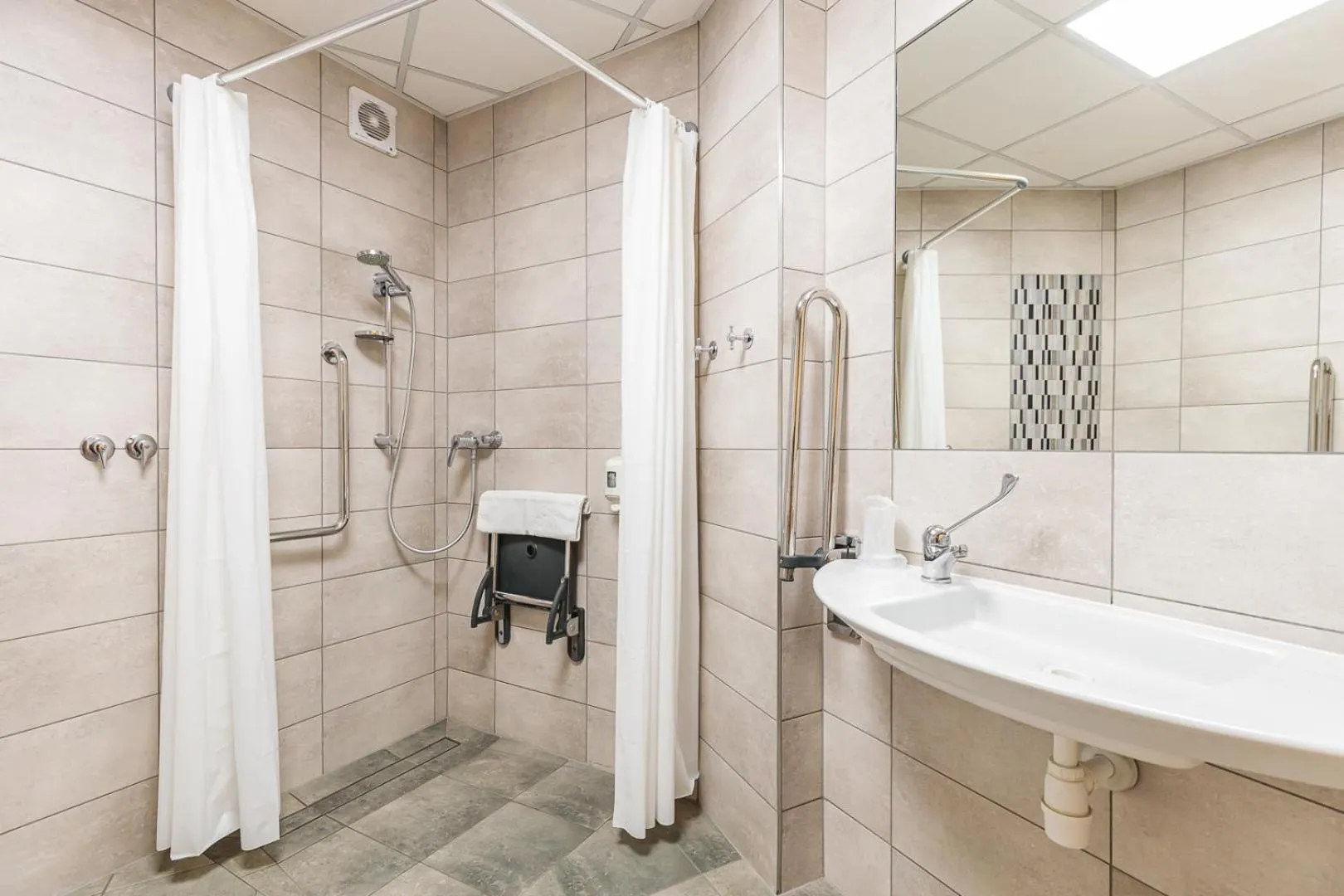 Shower in Hotel Akwawit