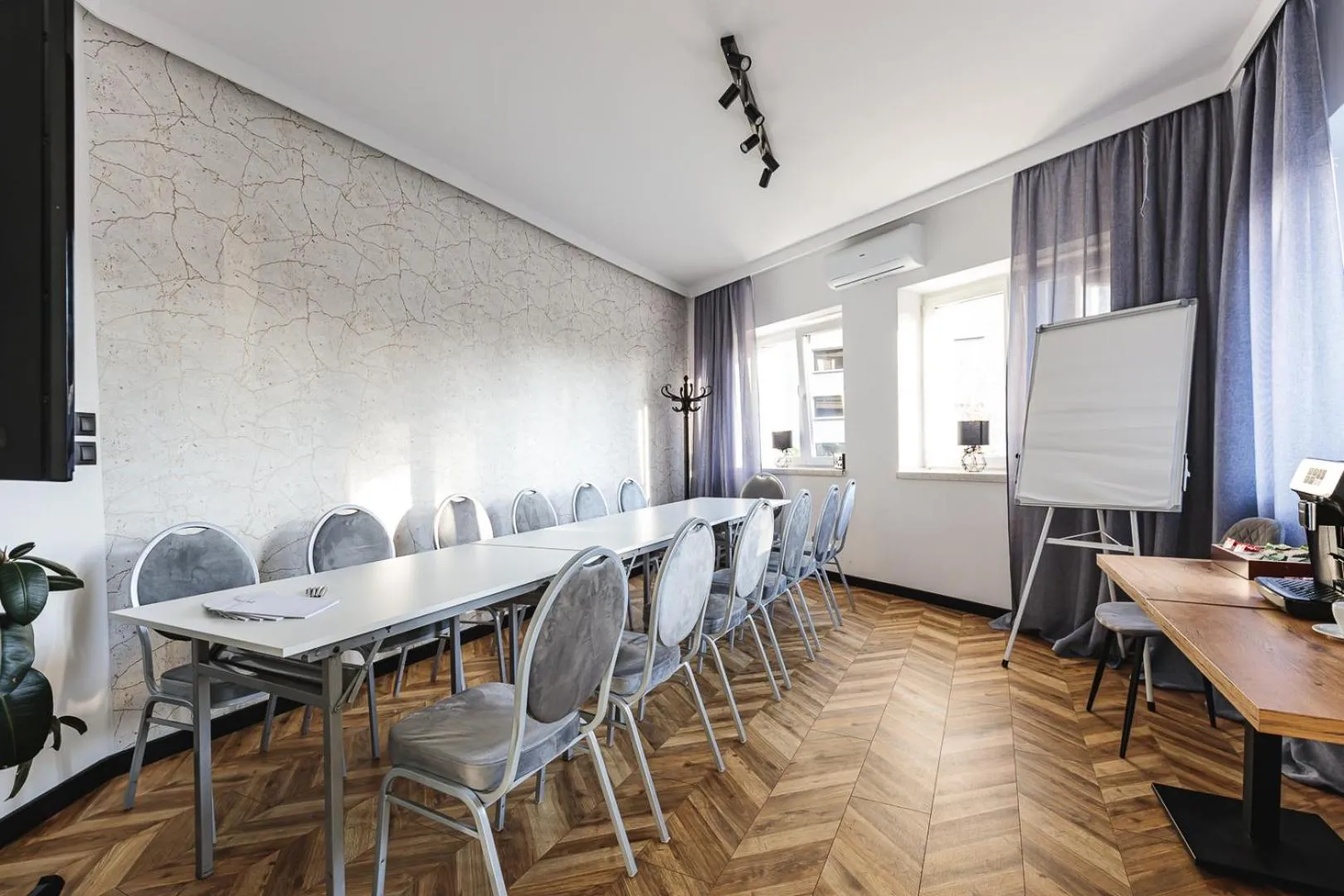 Business facilities in Hotel Akwawit