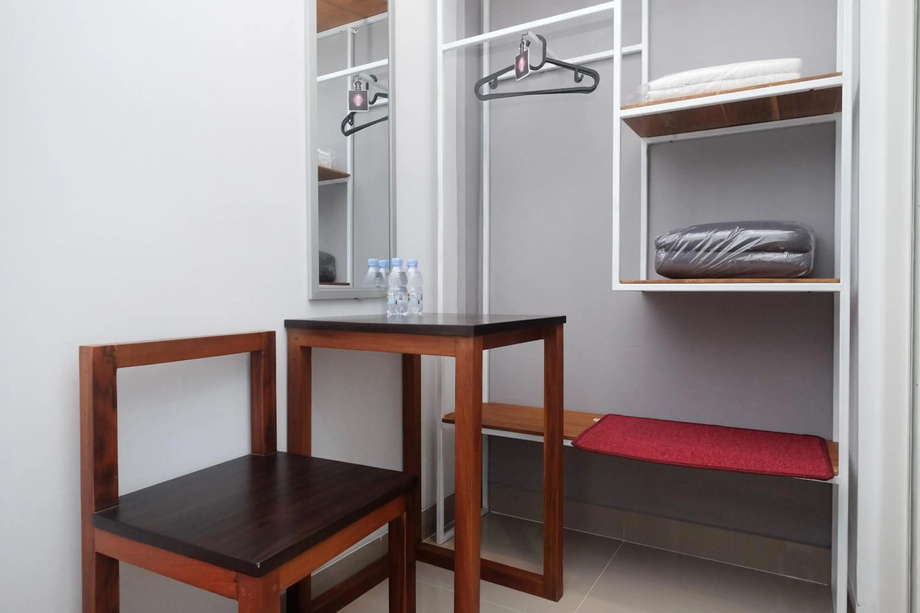 wardrobe in RedDoorz Plus near Alun Alun Kota Blora