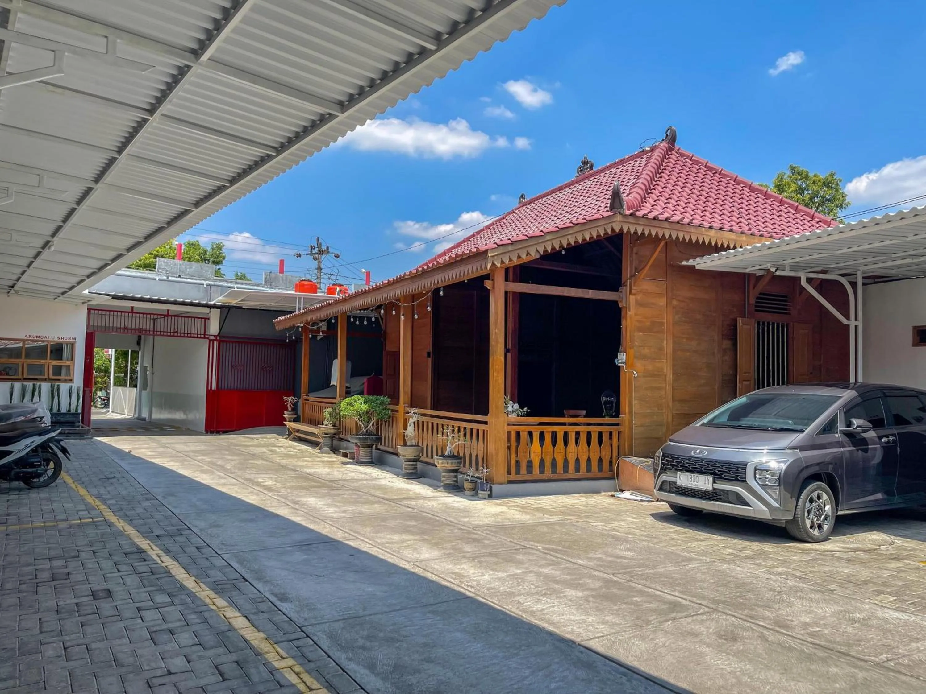 Parking in RedDoorz Plus near Alun Alun Kota Blora