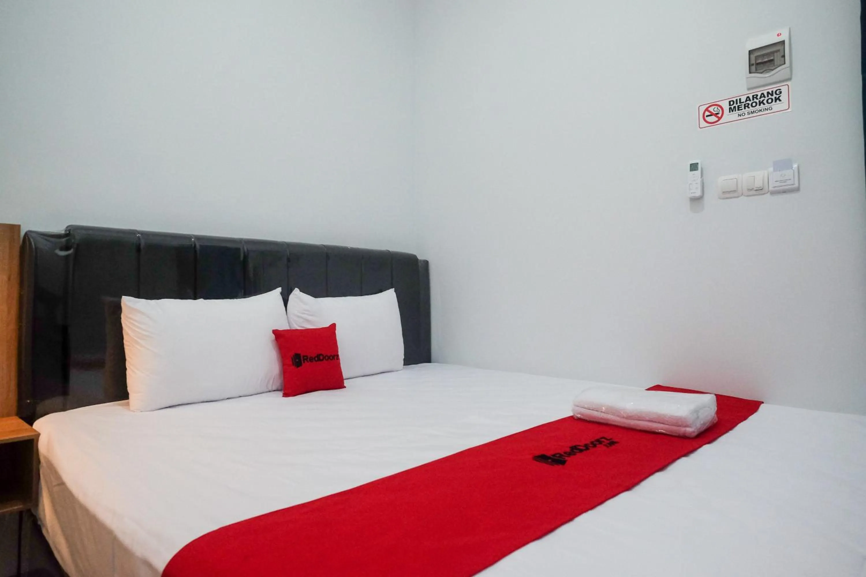 Bedroom, Bed in RedDoorz Plus near Alun Alun Kota Blora