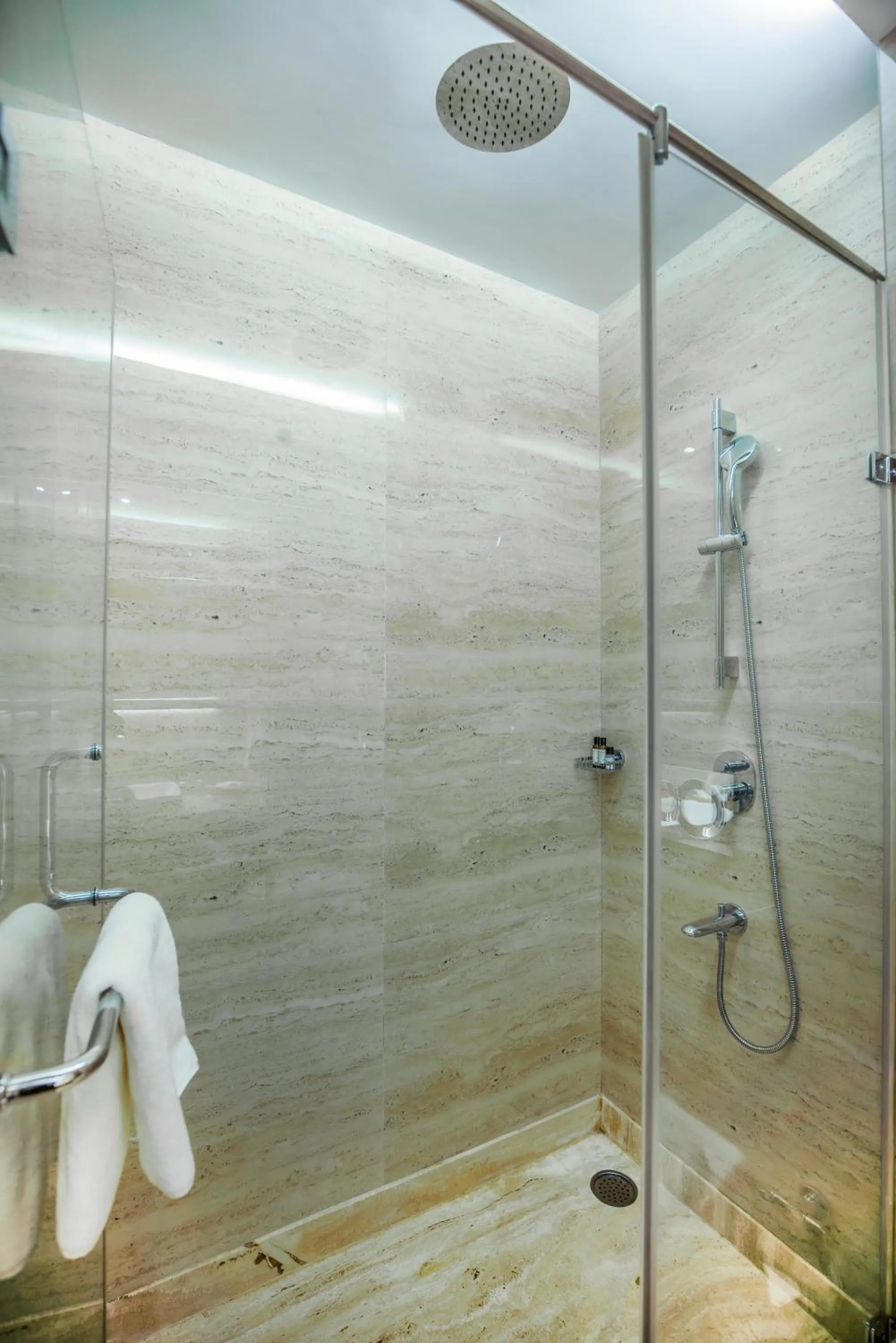 Shower in Best Western Plus Chandigarh Mohali