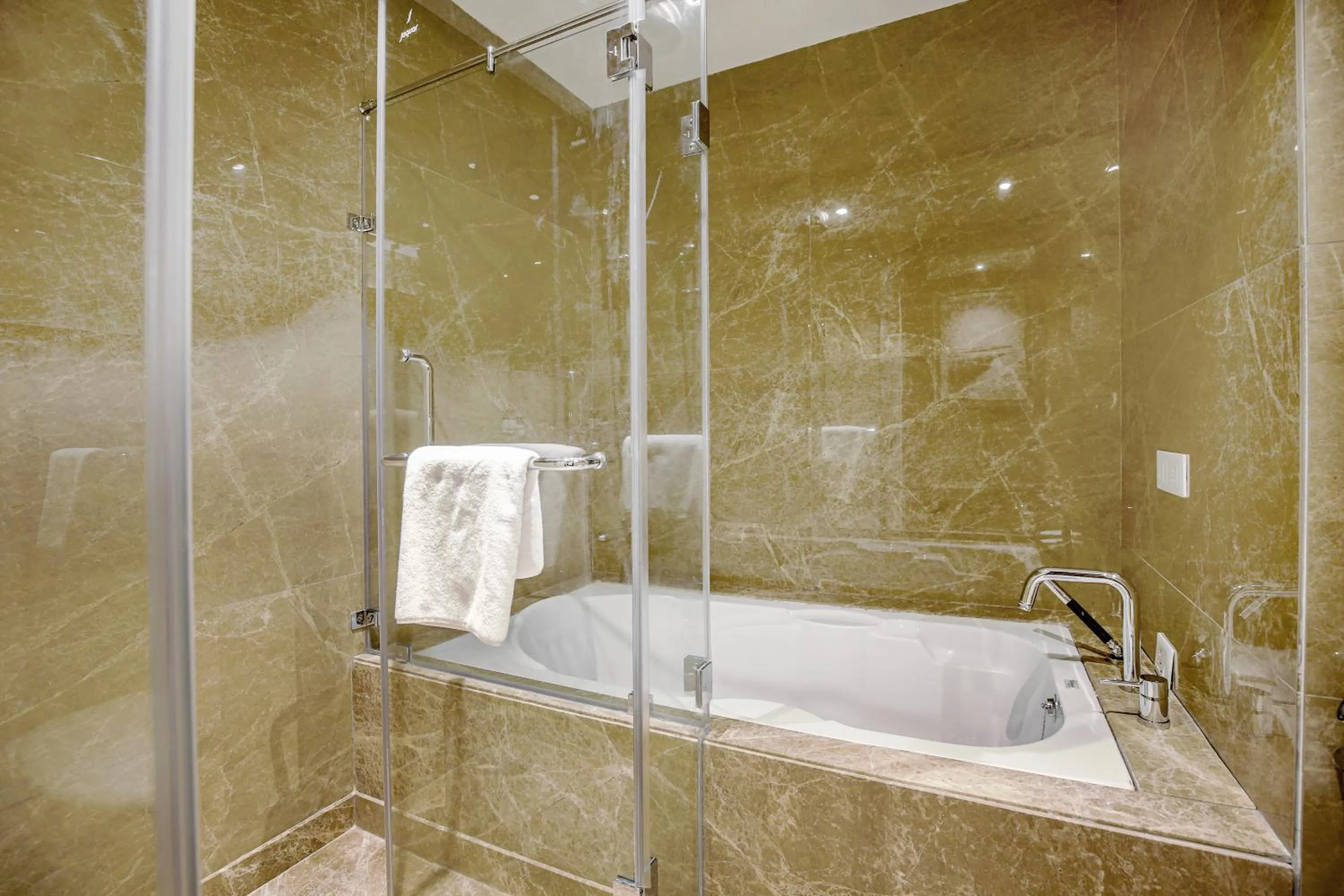 Shower in Best Western Plus Chandigarh Mohali