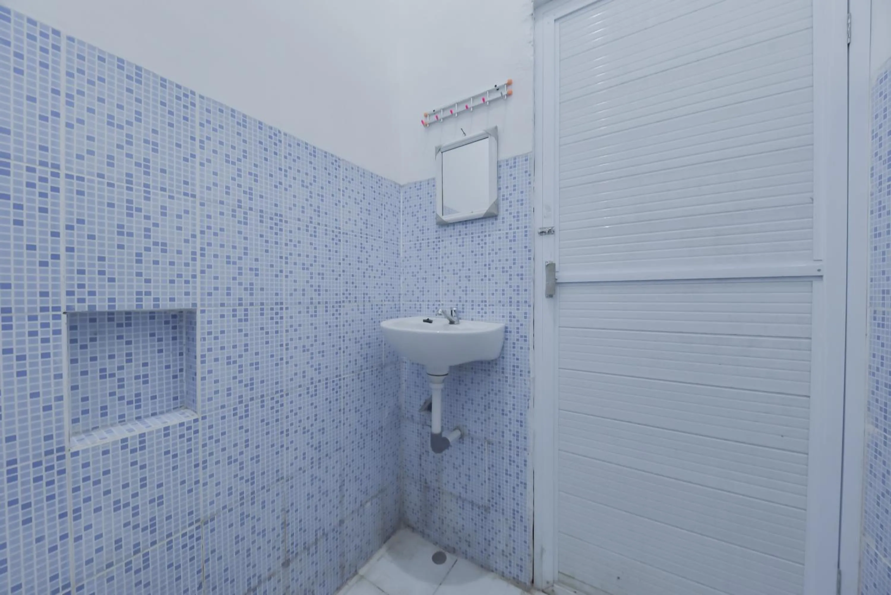 Toilet in Reddoorz near Juwata Airport Tarakan