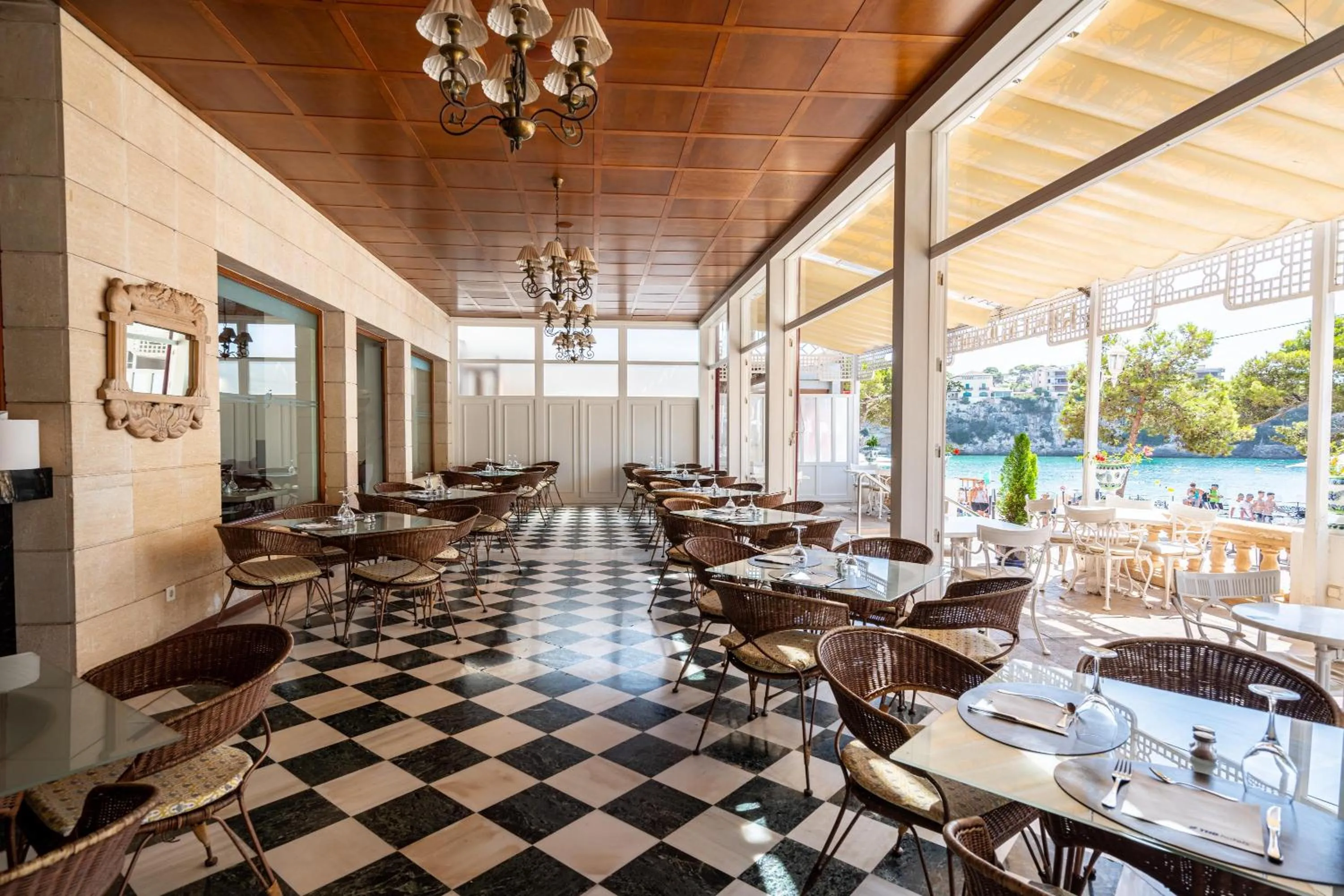 Restaurant/places to eat in THB Felip - Adults Only