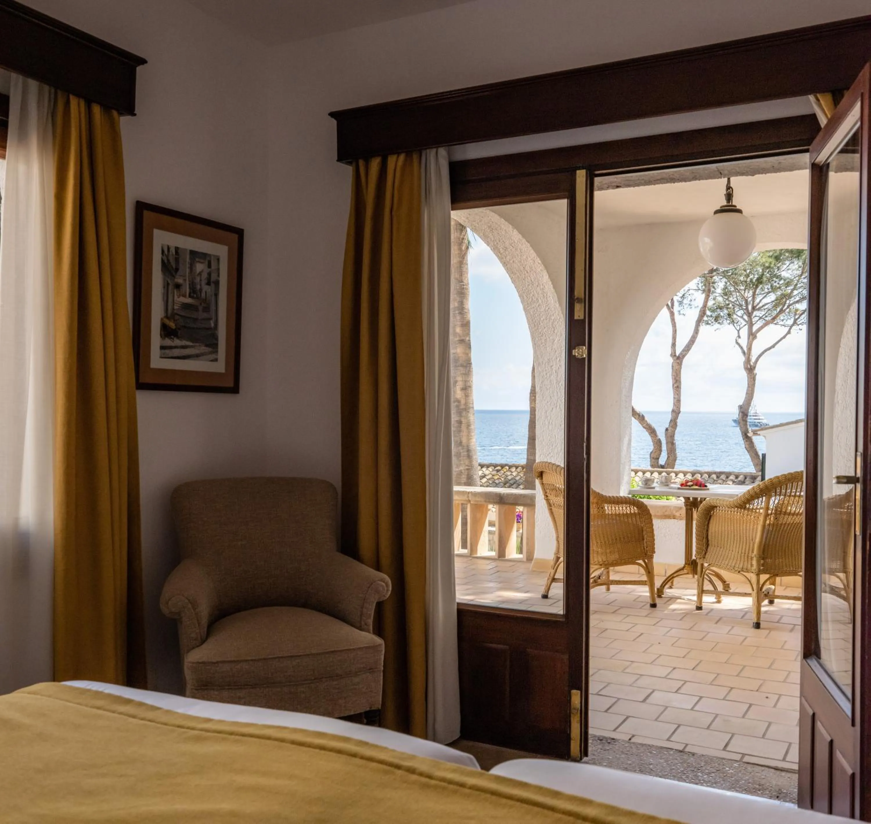 Sea view, Bed in Hotel Bendinat