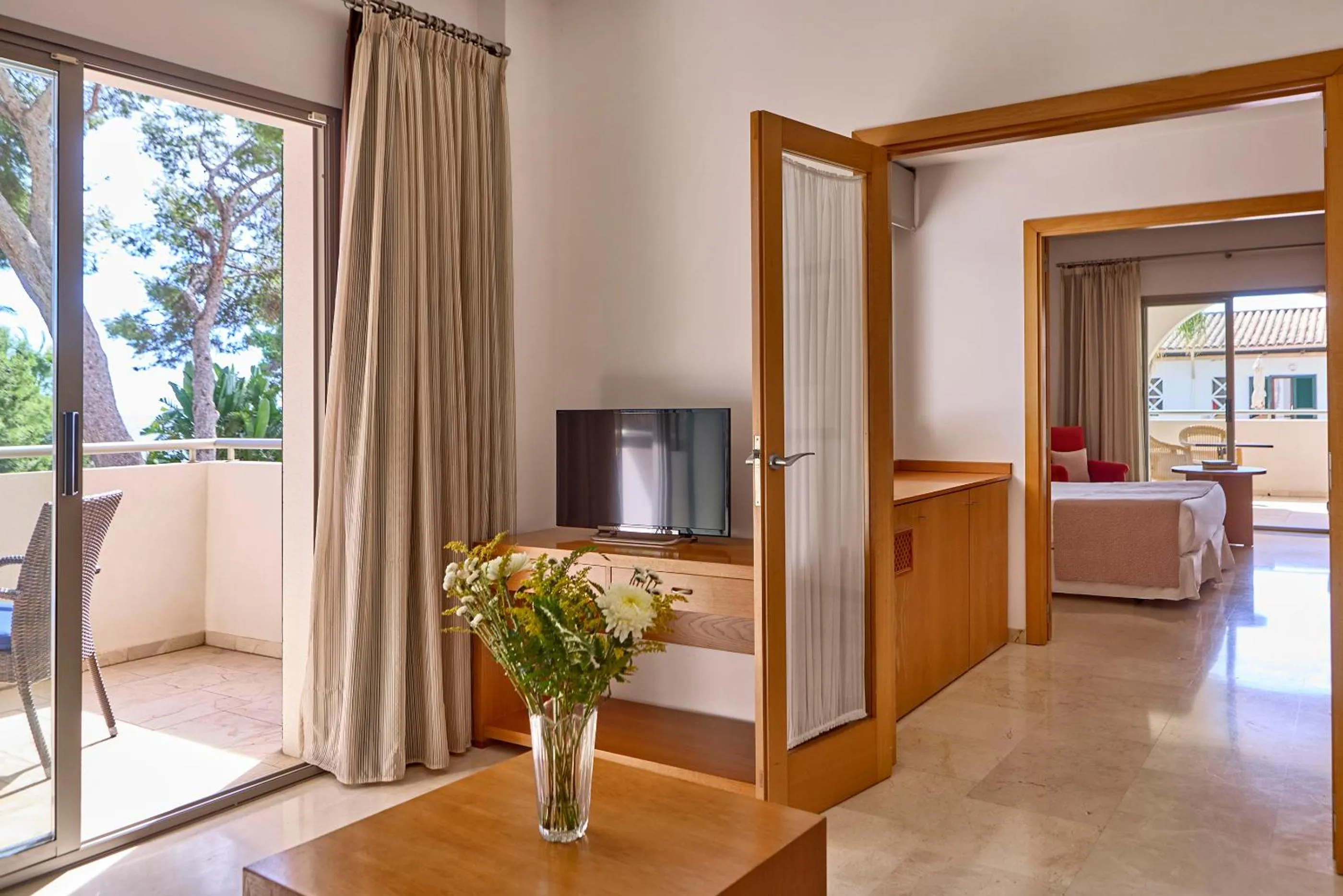 Living room, Bed in Hotel Bendinat