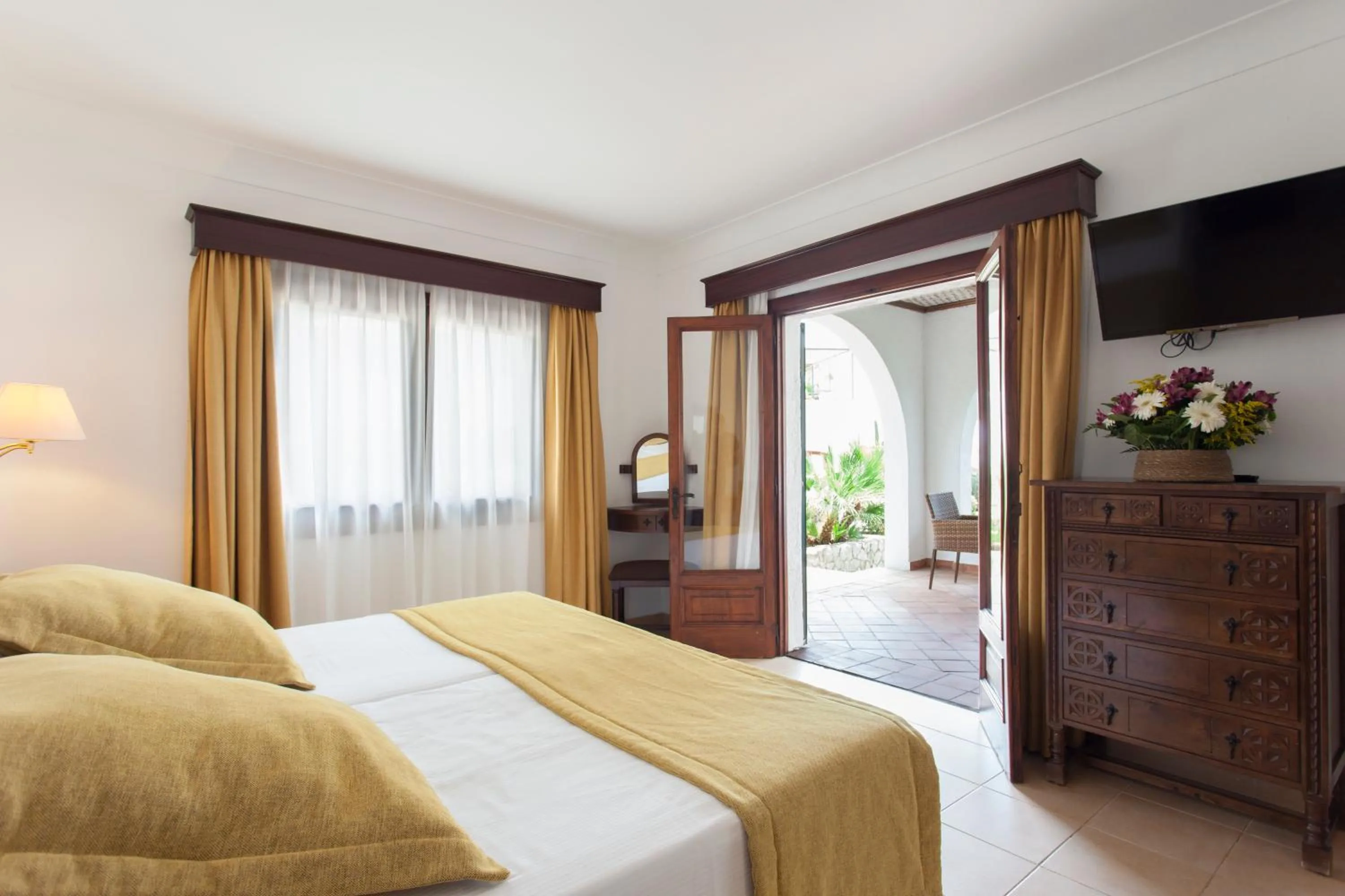 Photo of the whole room, Bed in Hotel Bendinat