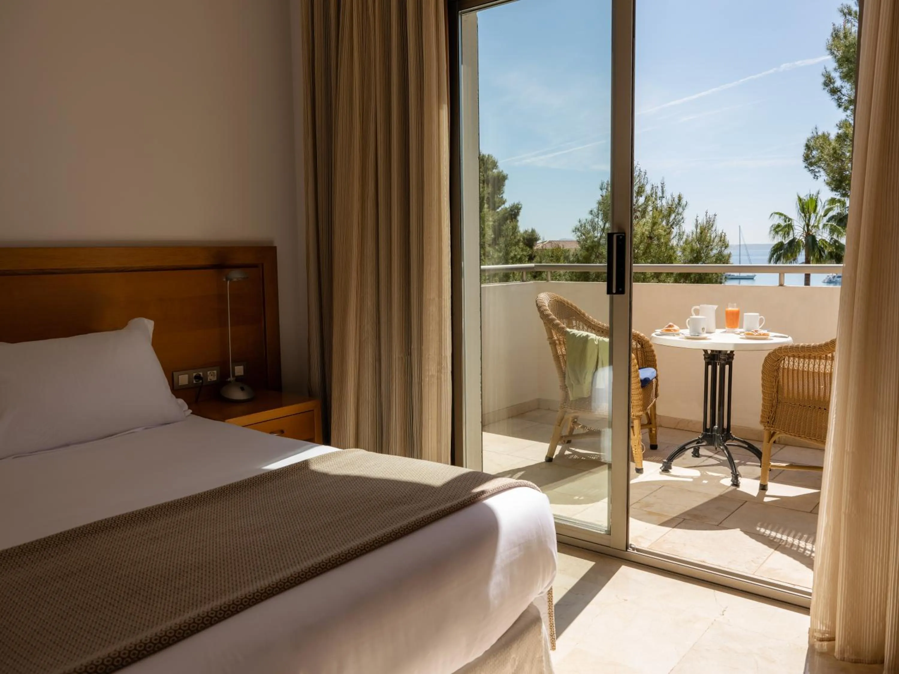 Balcony/Terrace, Bed in Hotel Bendinat