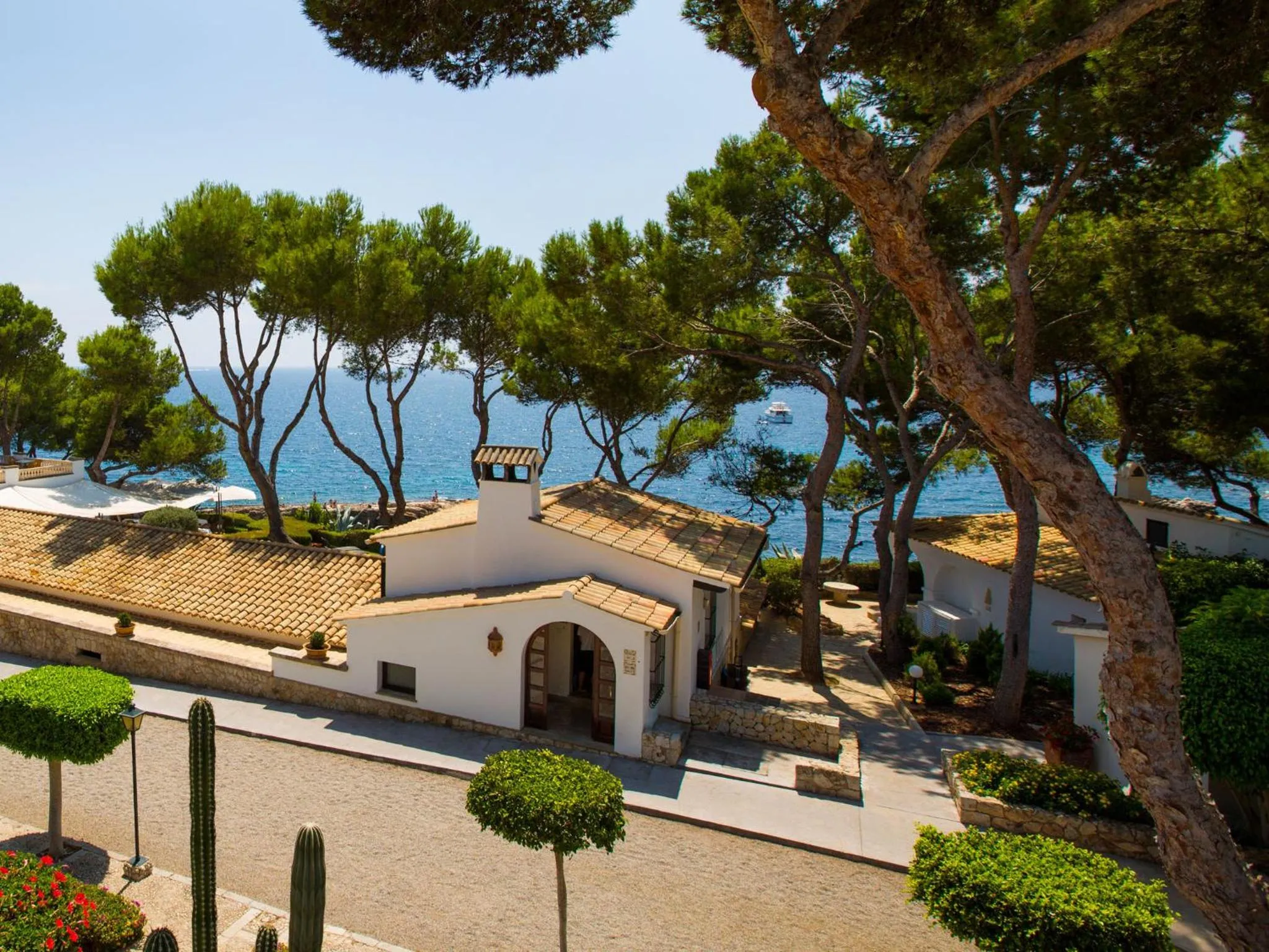 Facade/entrance in Hotel Bendinat