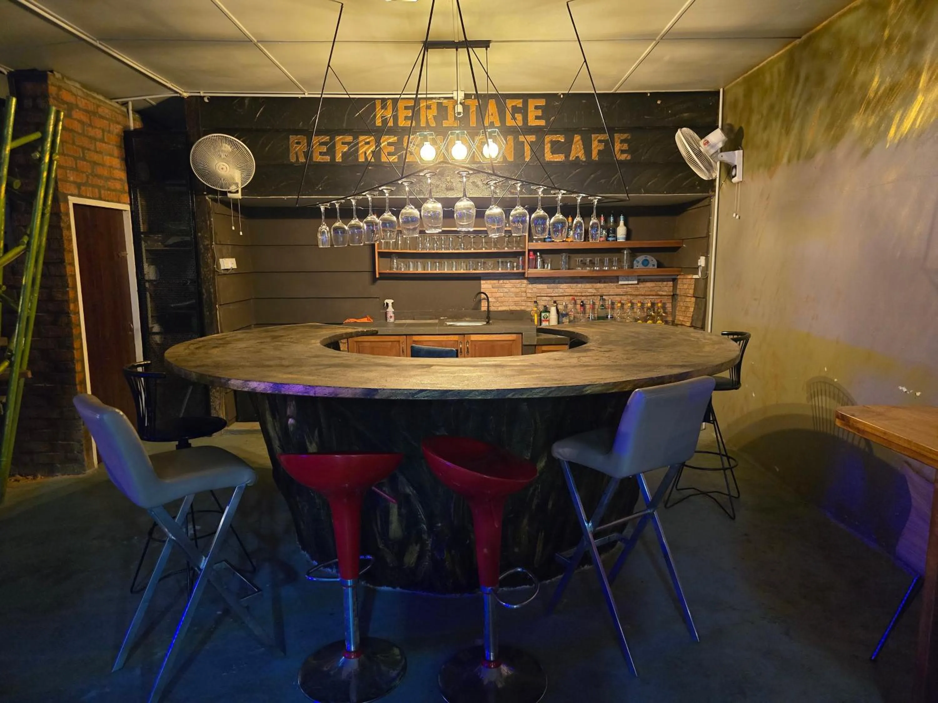 oven in Heritage House Windcave Bar & Stay