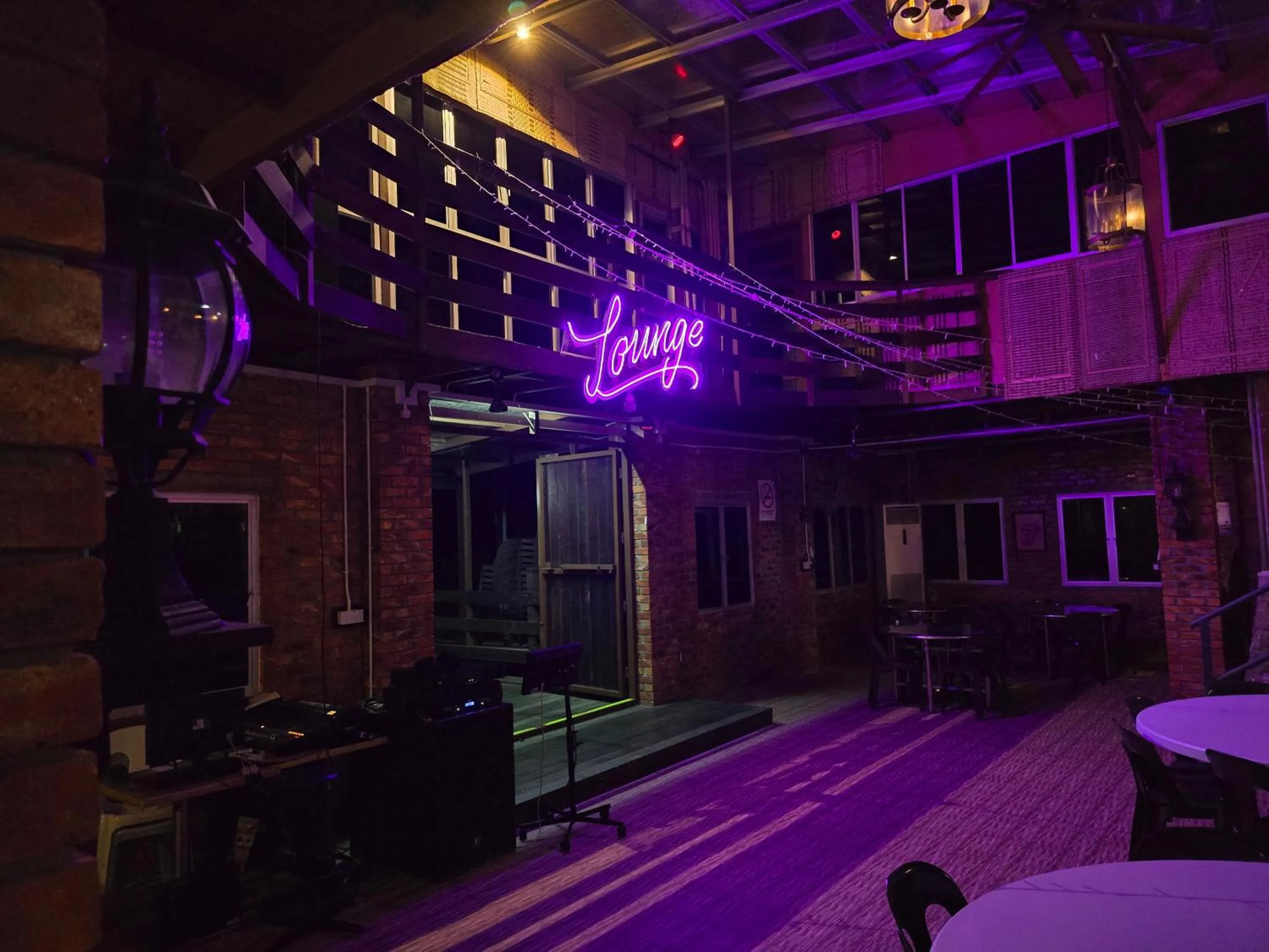 Lounge or bar in Heritage House Windcave Bar & Stay