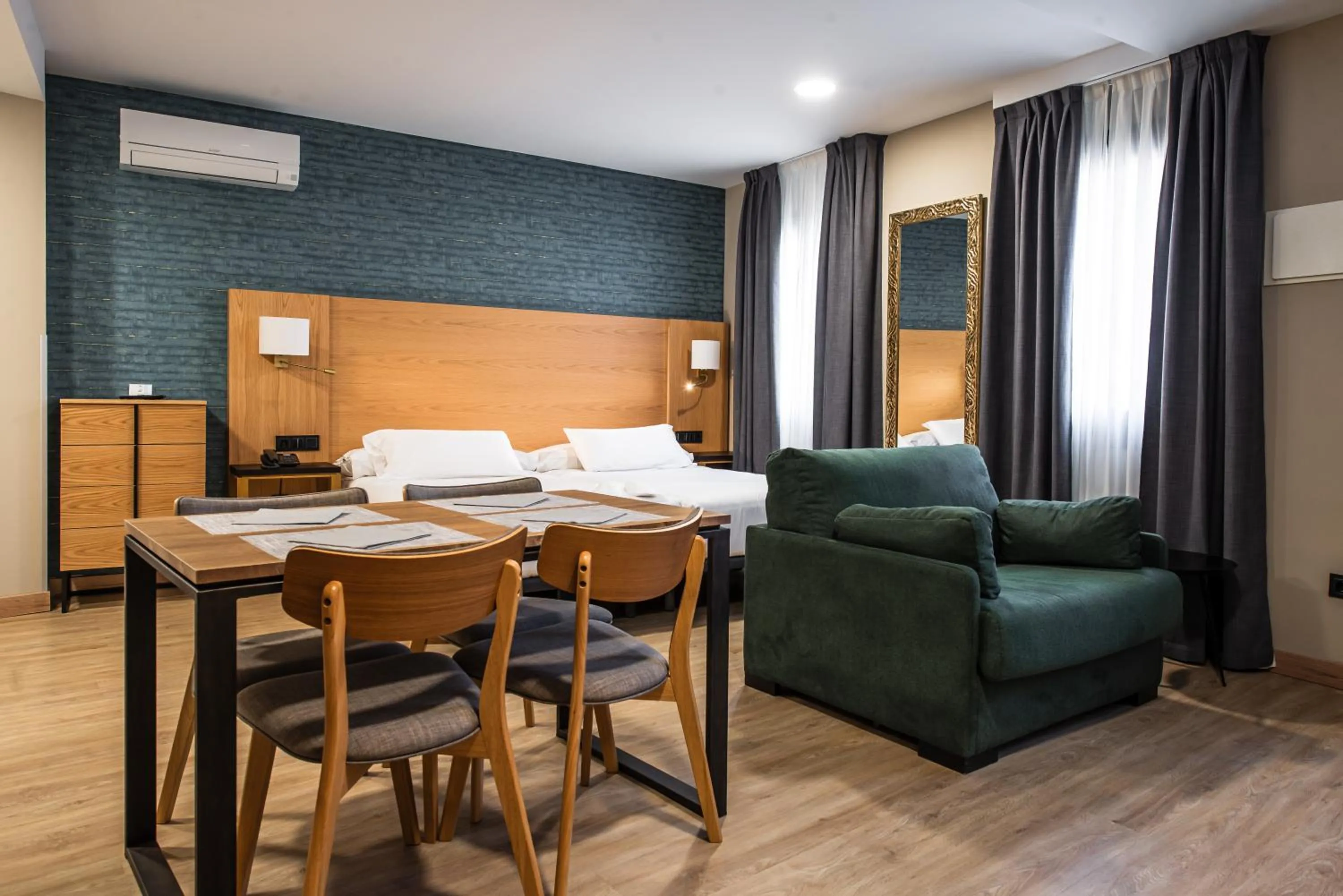 Photo of the whole room in Hotel Zentral Mayoral