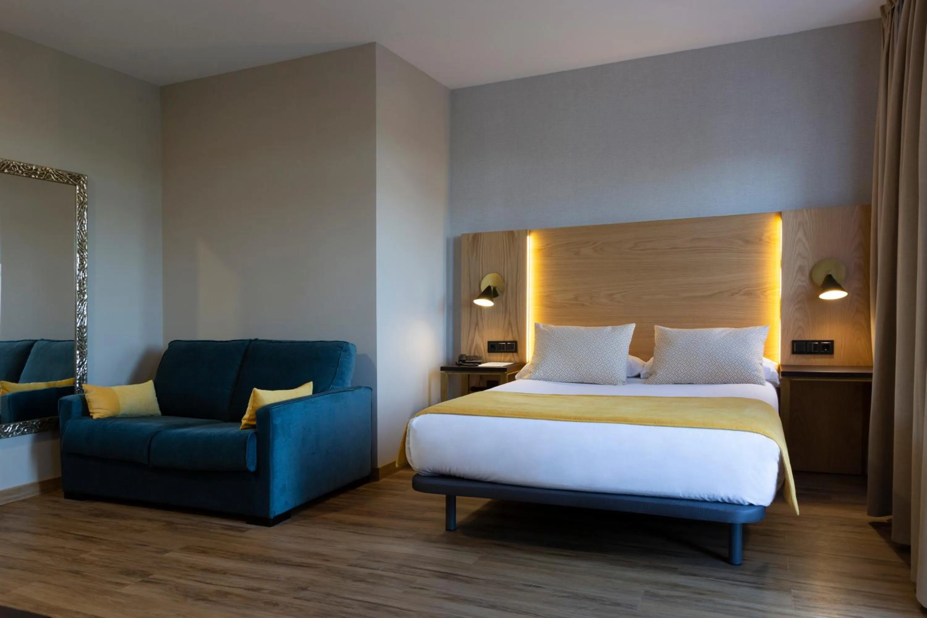 Photo of the whole room, Bed in Hotel Zentral Mayoral