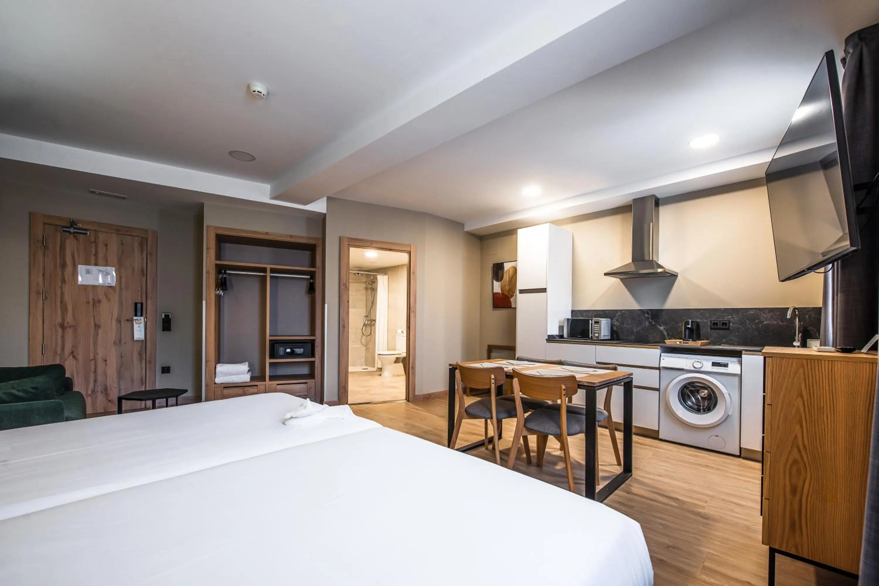 Photo of the whole room, Bed in Hotel Zentral Mayoral