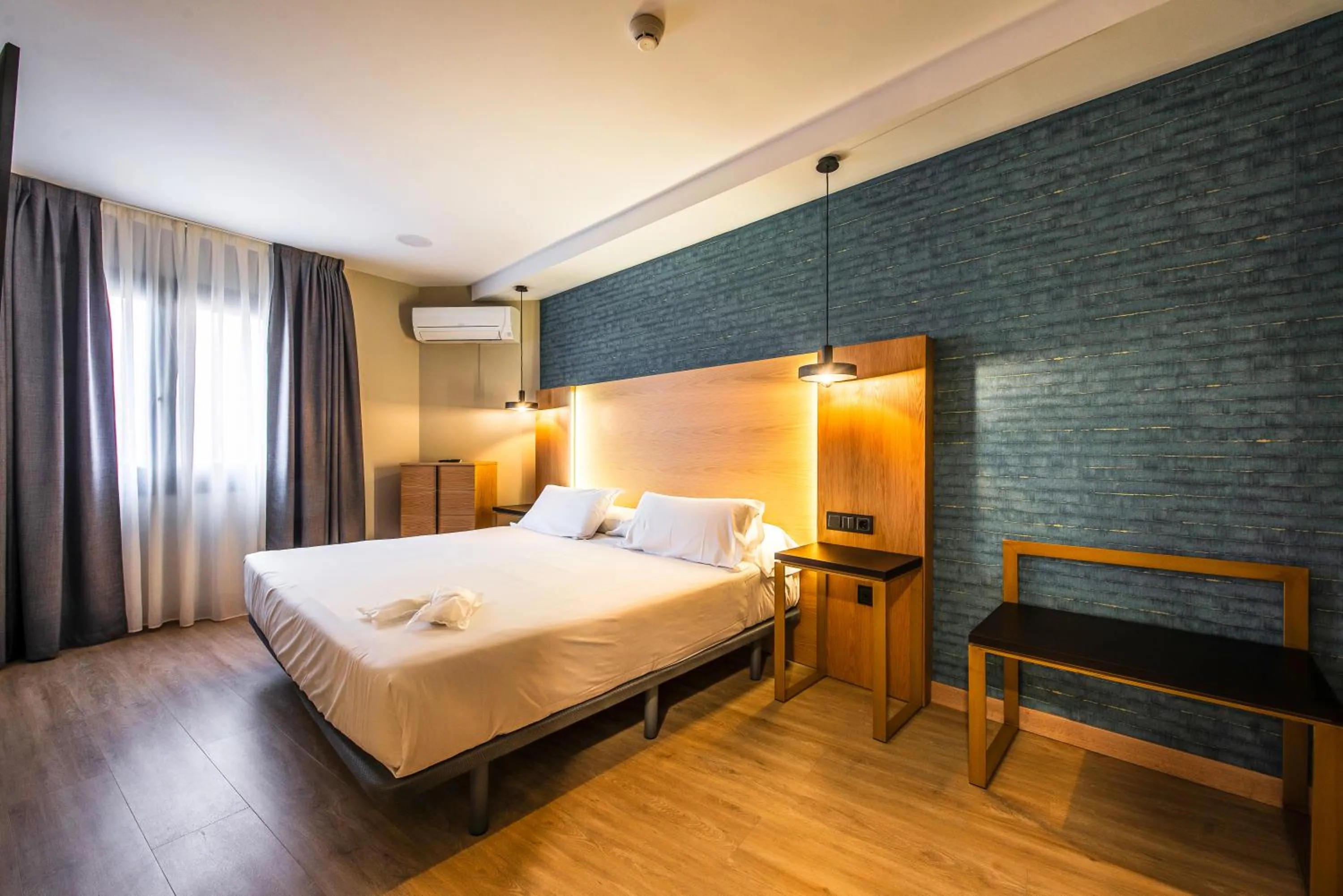 Bedroom, Bed in Hotel Zentral Mayoral