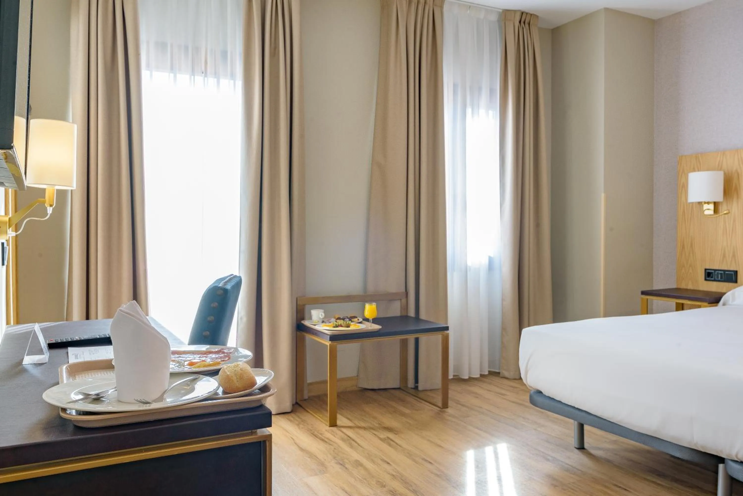 Breakfast, Bed in Hotel Zentral Mayoral